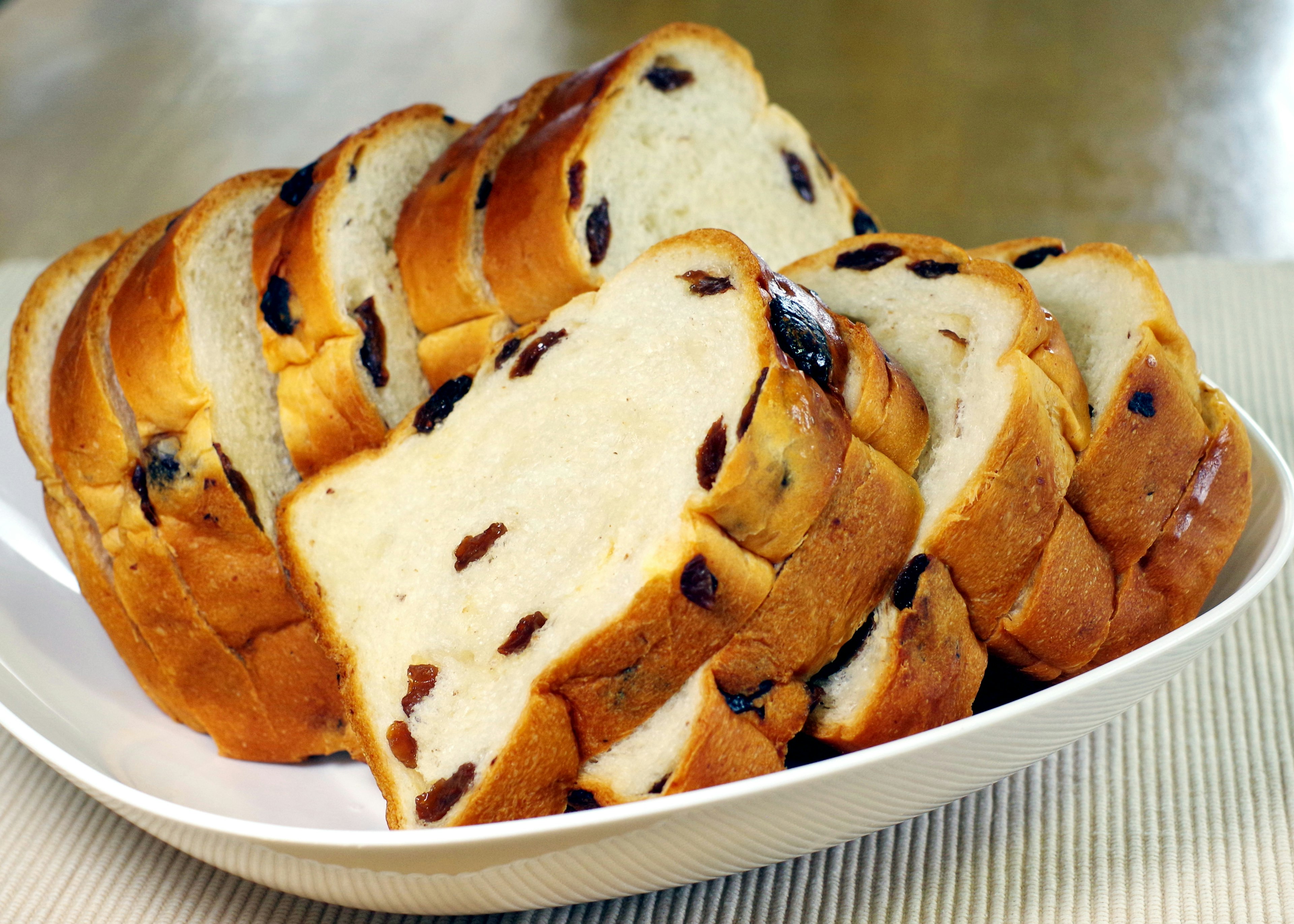 Pan de pasas en rebanadas dispuesto en un plato blanco