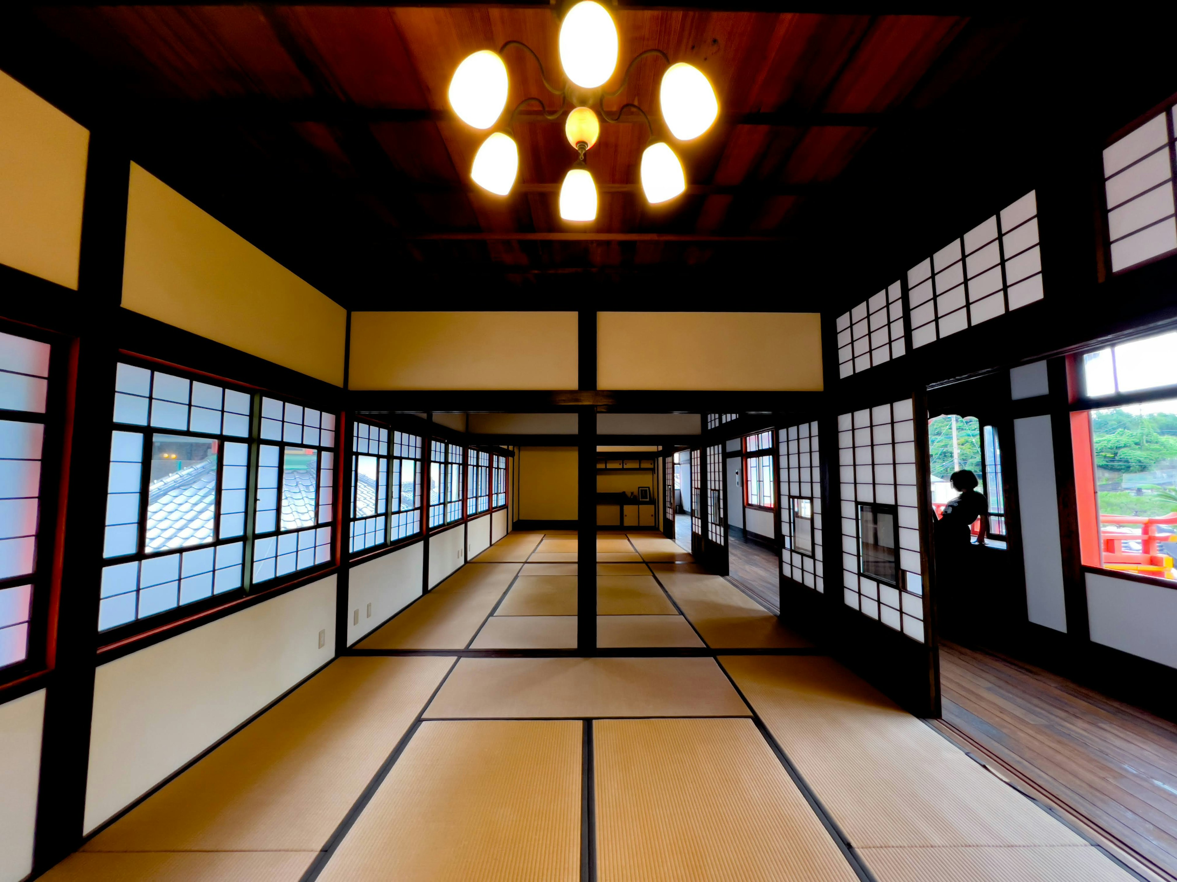 Innenansicht eines traditionellen japanischen Zimmers mit Tatami und Shoji-Fenstern