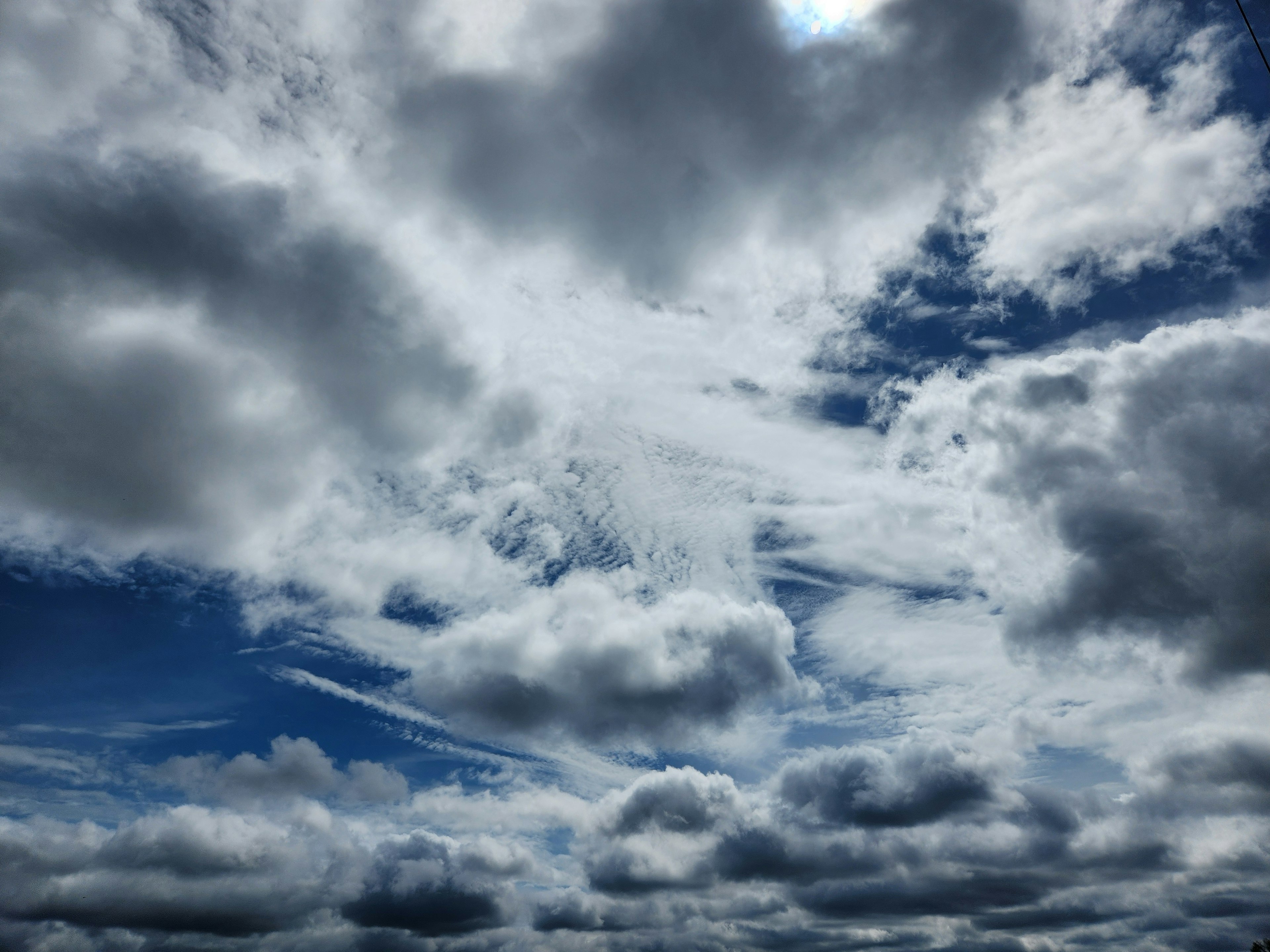 Cielo azul con nubes blancas dispersas