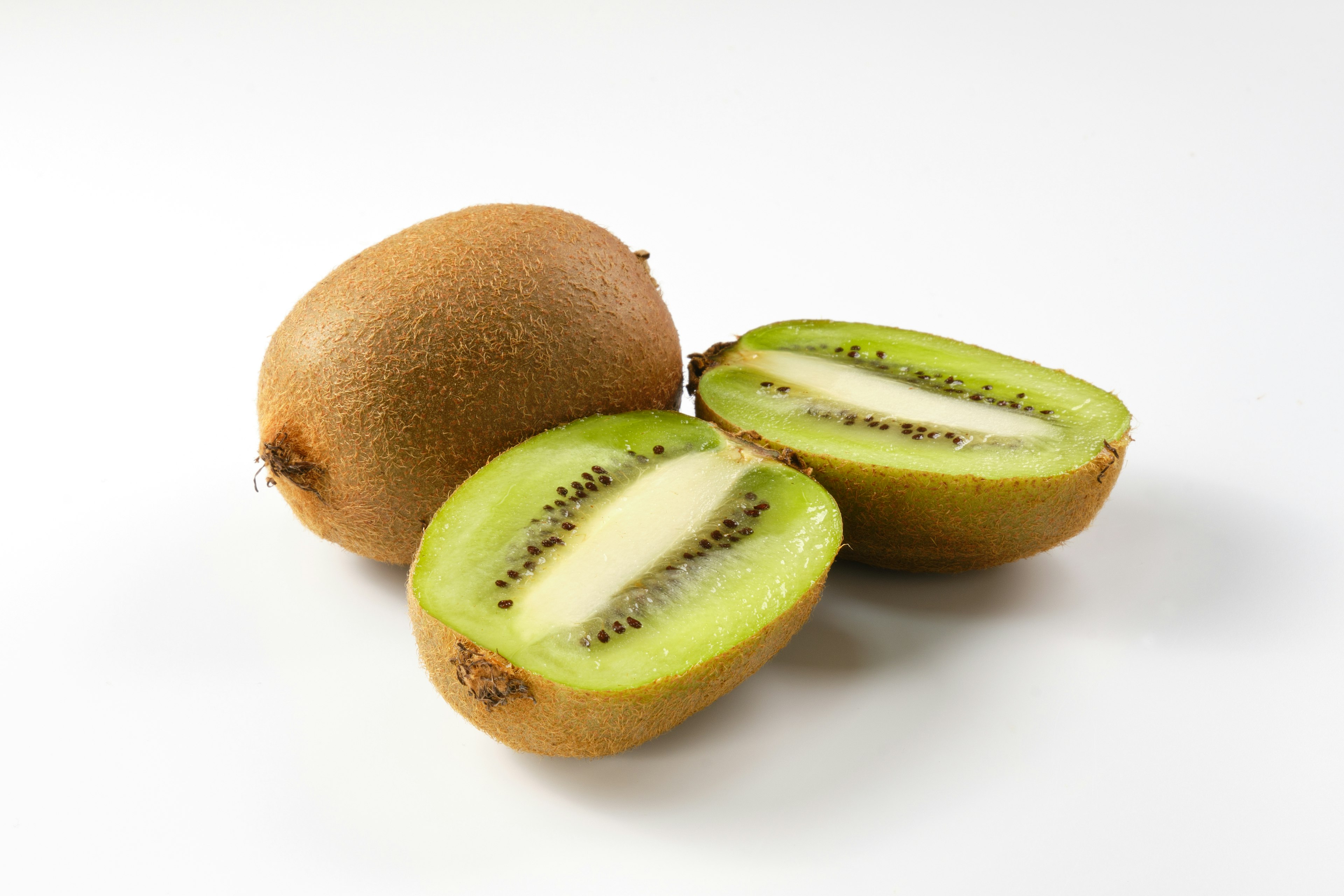 Gambar buah kiwi utuh dan terpotong