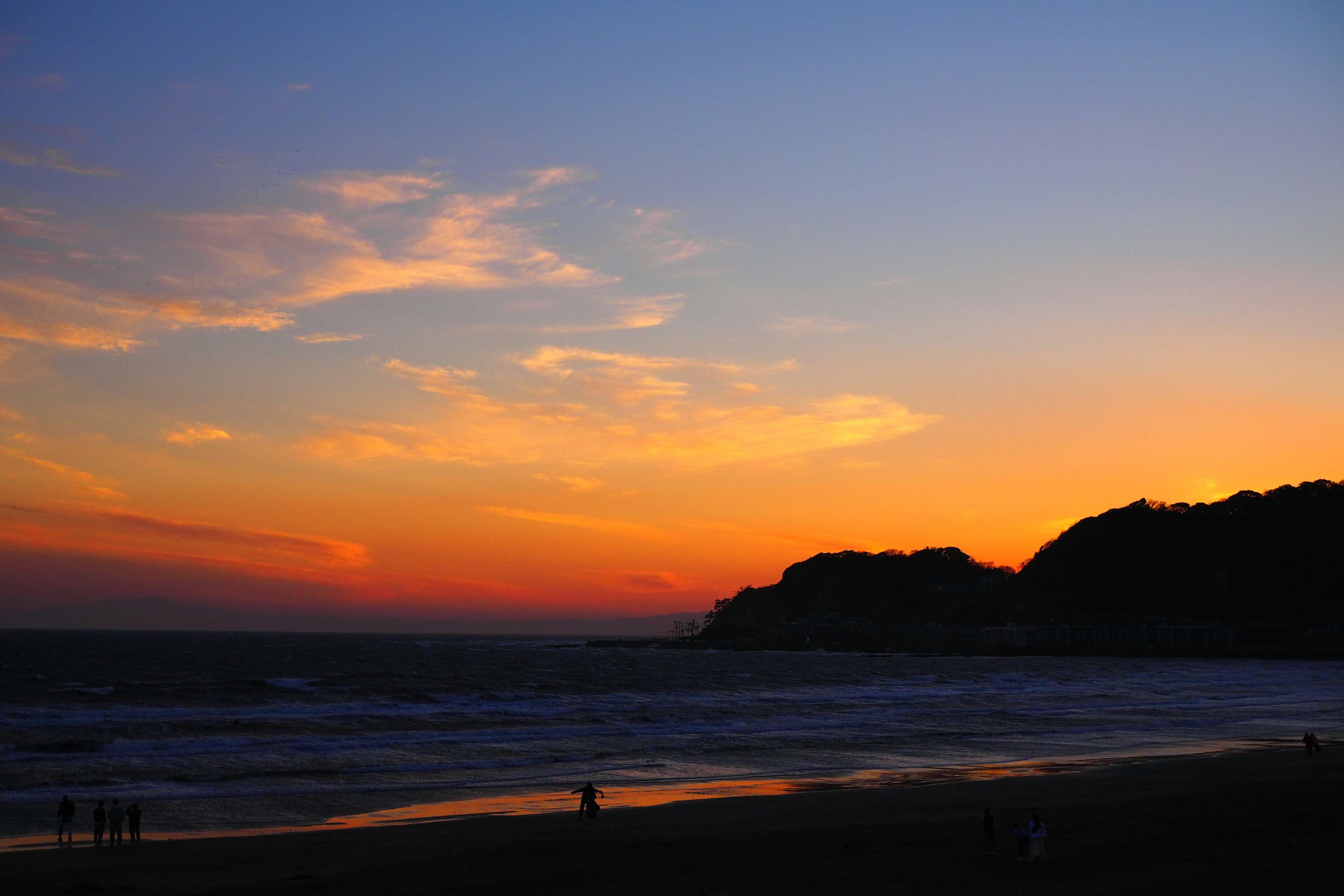 ทิวทัศน์ชายหาดพระอาทิตย์ตกที่สวยงามพร้อมคลื่น