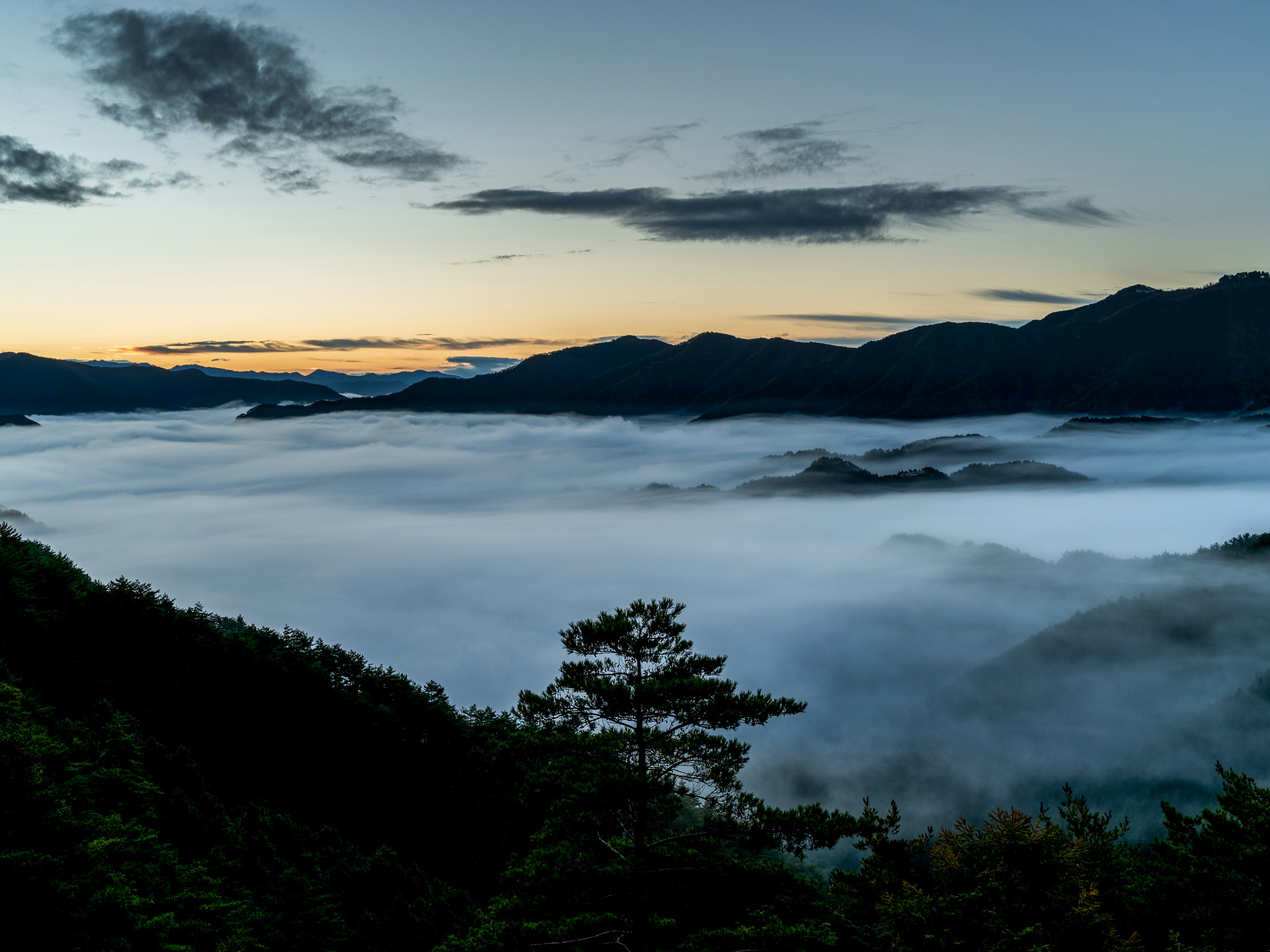 Montagnes couvertes de brume avec un ciel bleu