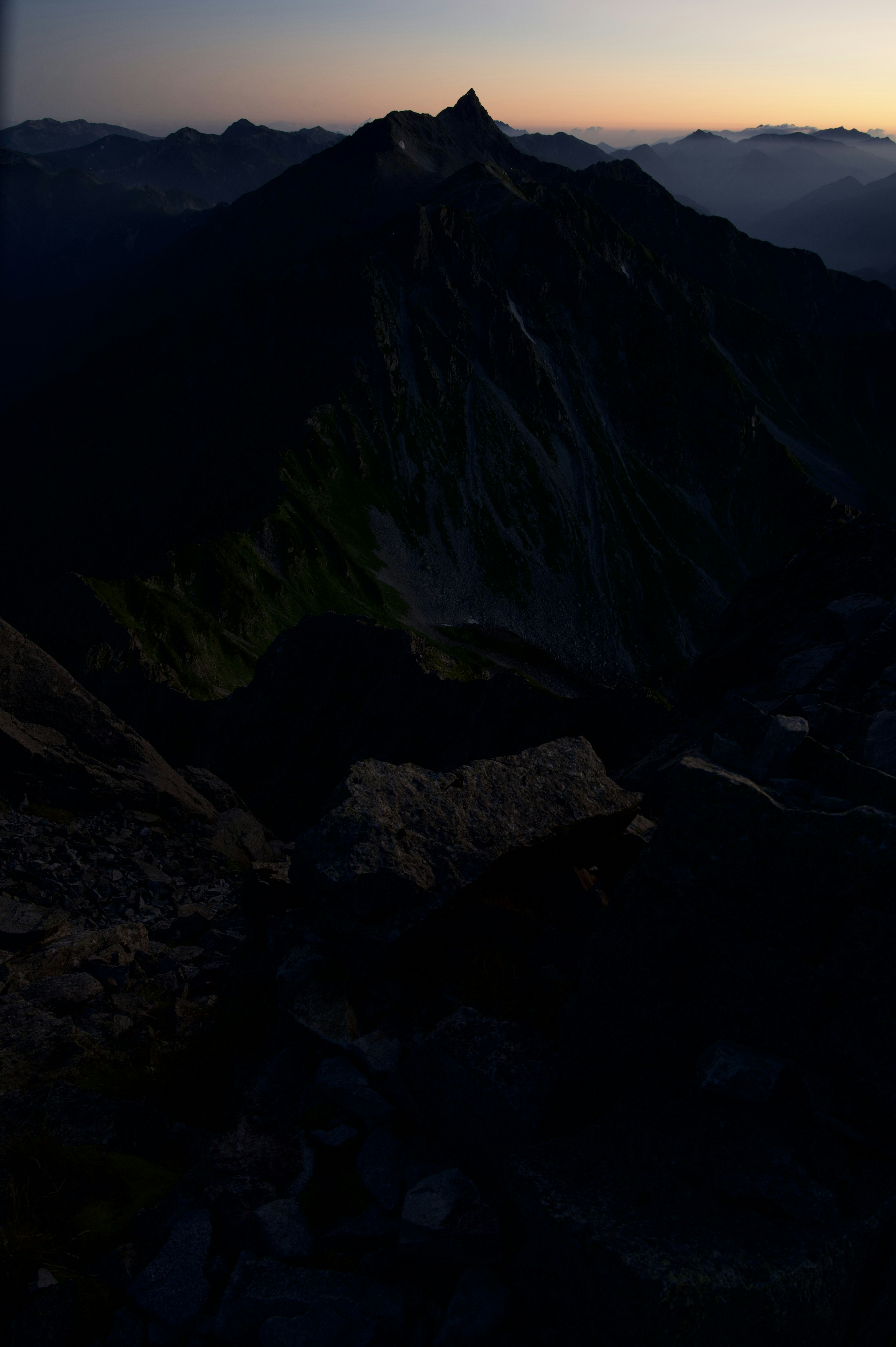 Silhouette einer Bergkette bei Dämmerung mit detaillierten Felsen