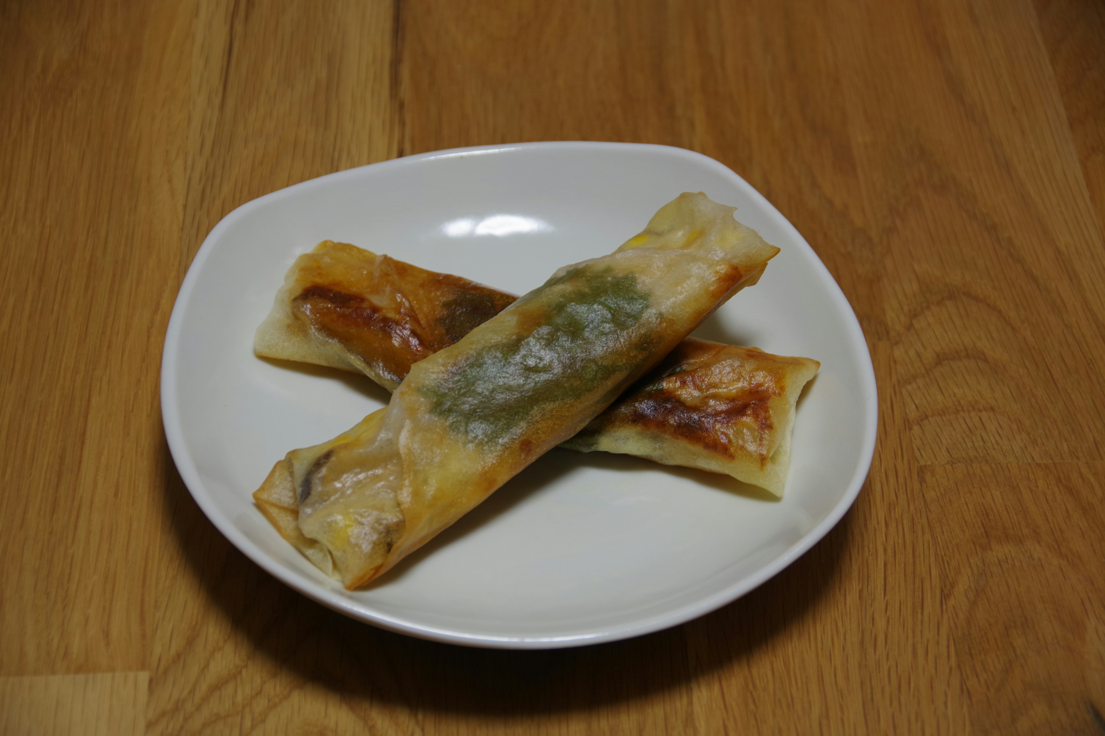 Assortiment de rouleaux de printemps sur une assiette blanche