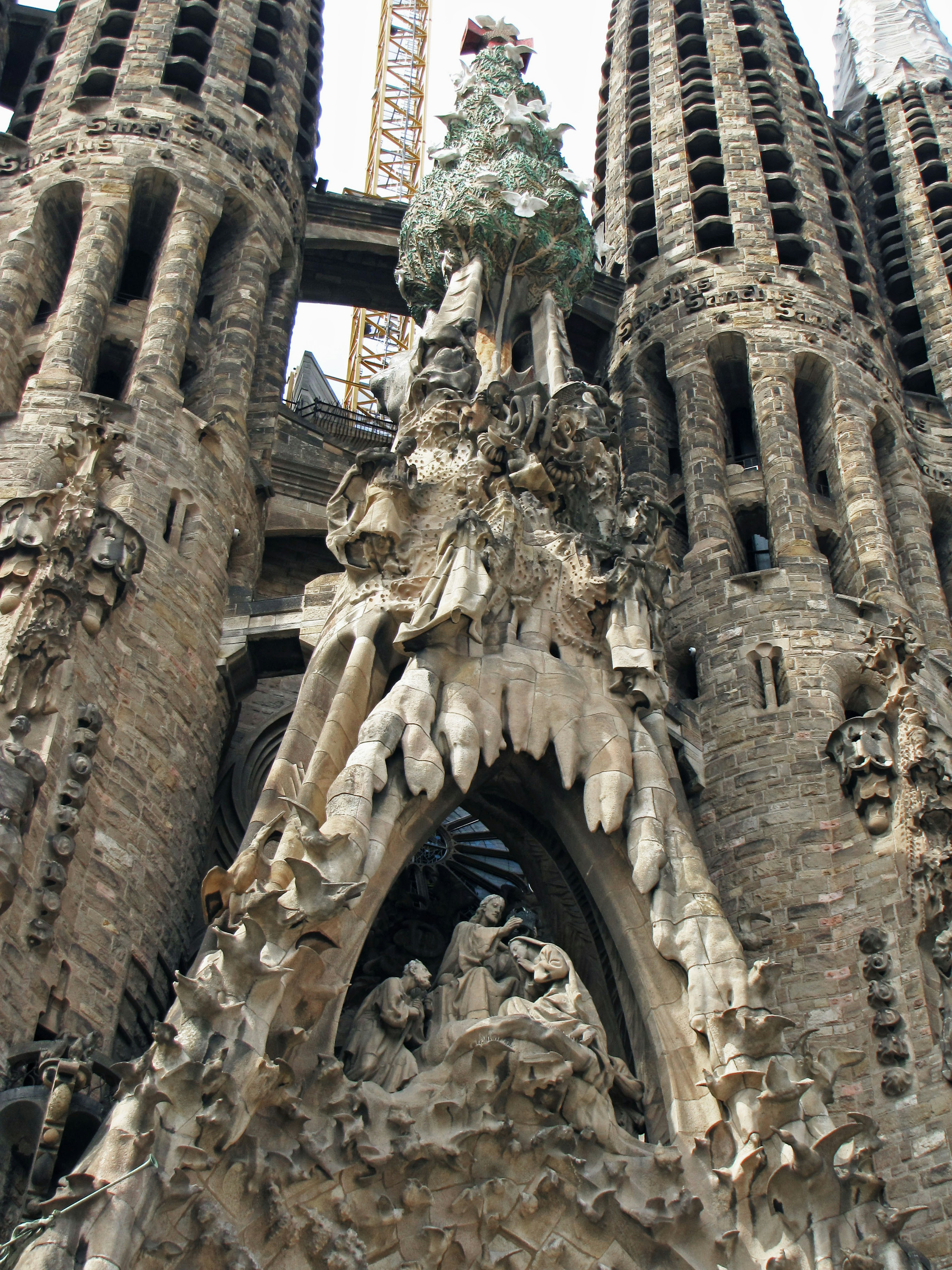 Esculturas detalladas y estructura de la torre de la Sagrada Familia