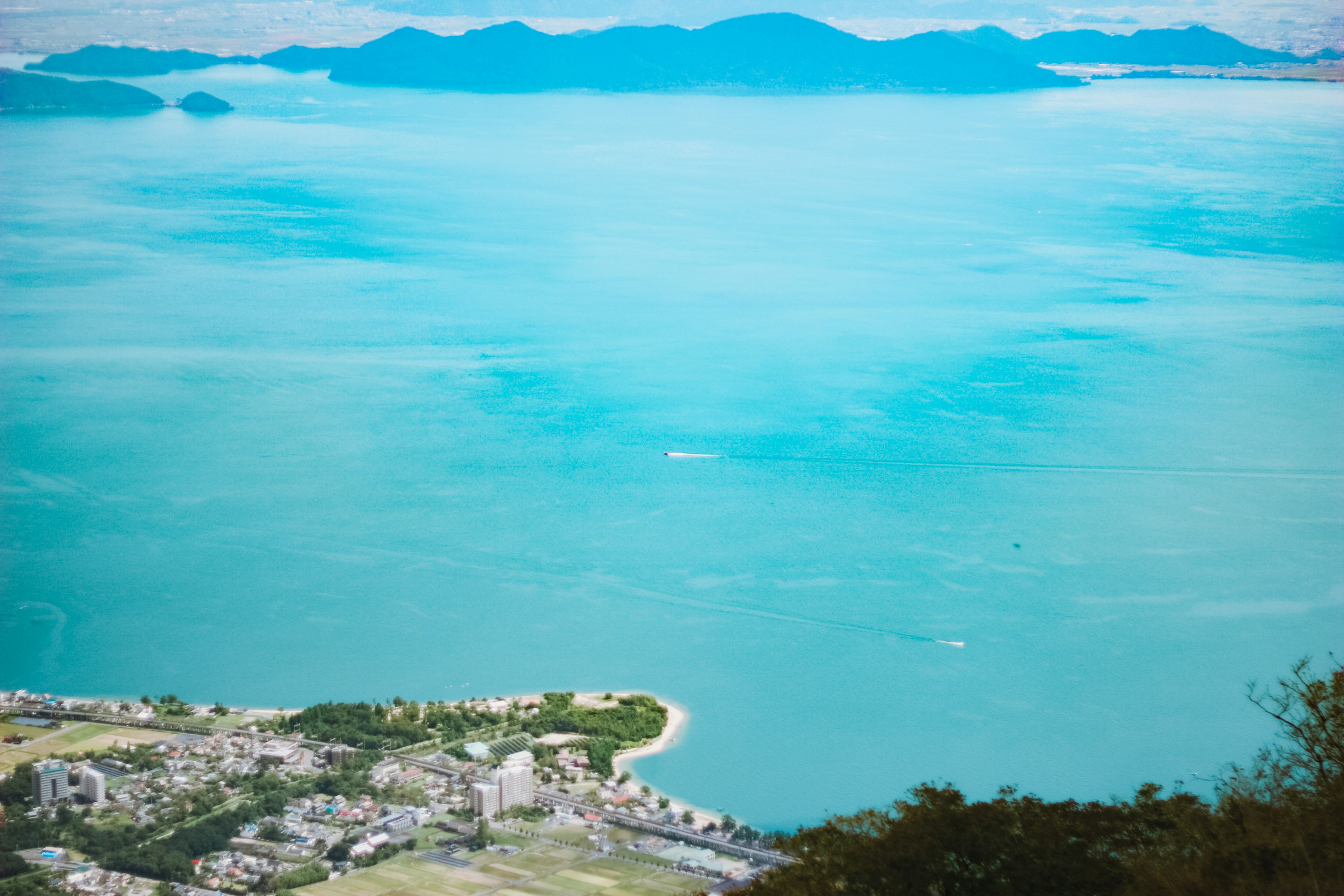 Una vista panoramica di acque blu e isole lontane