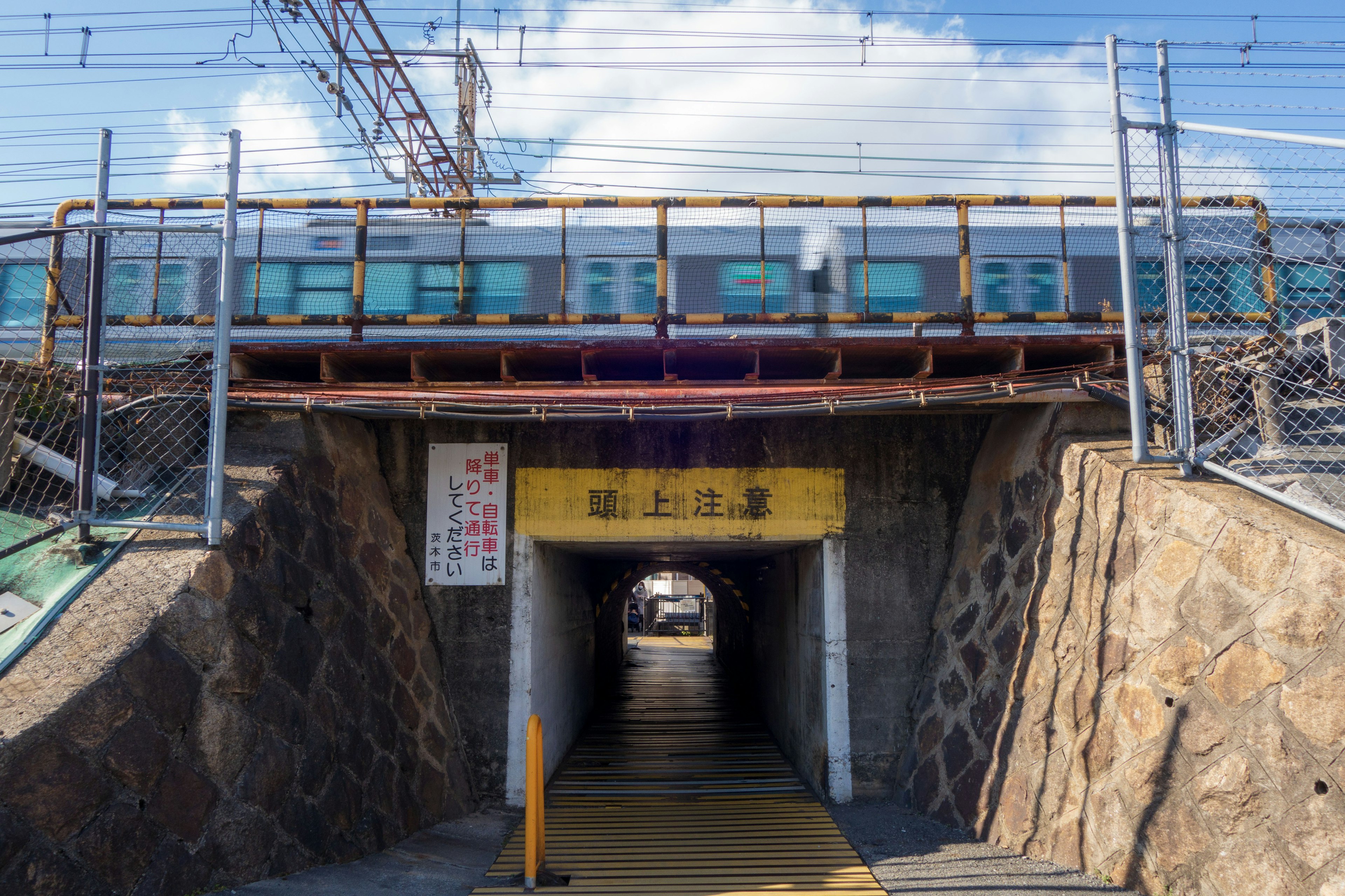 鉄道のトンネルの入口と上を走る電車の風景