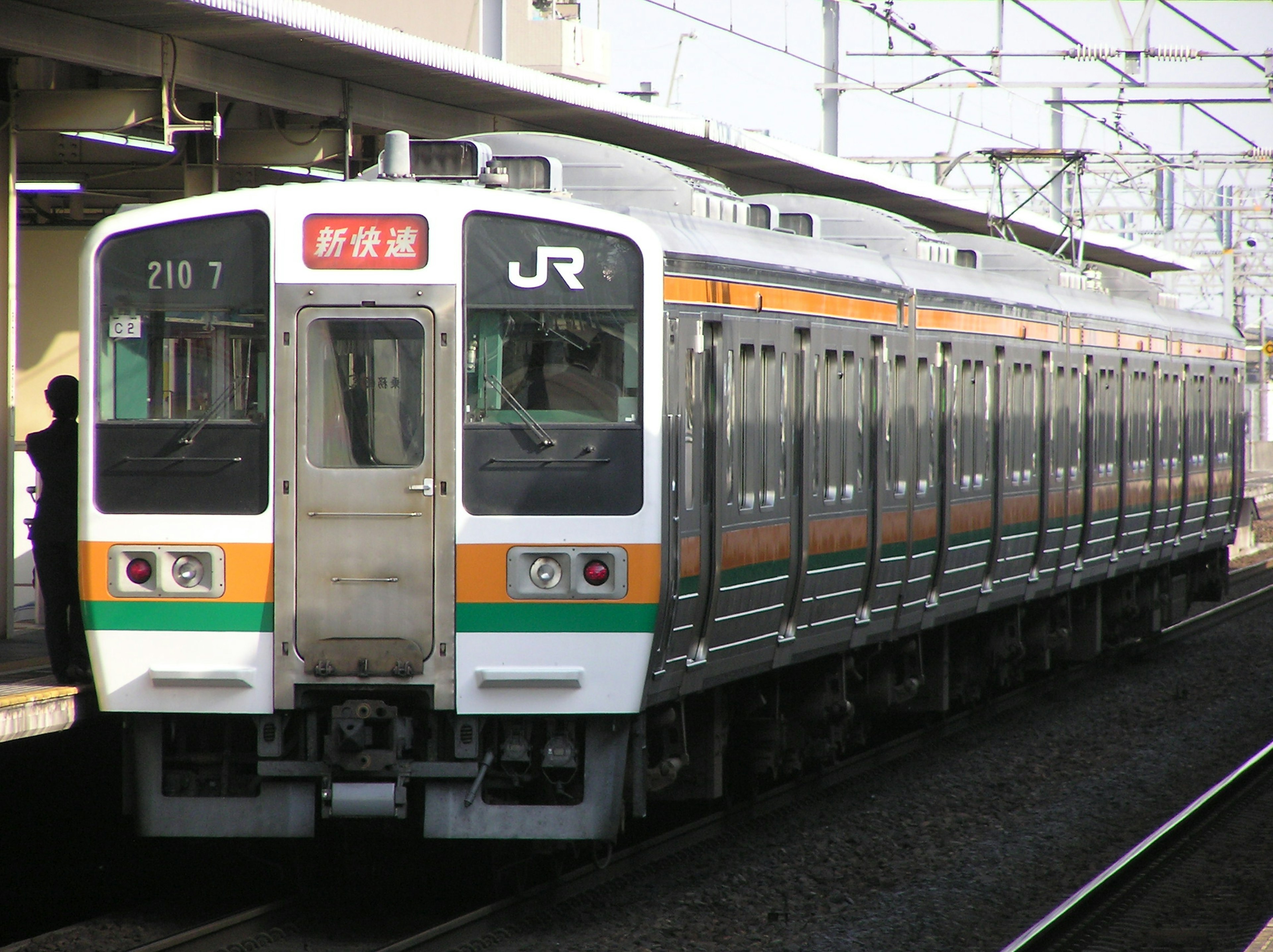 日本のJR電車が駅に停車中