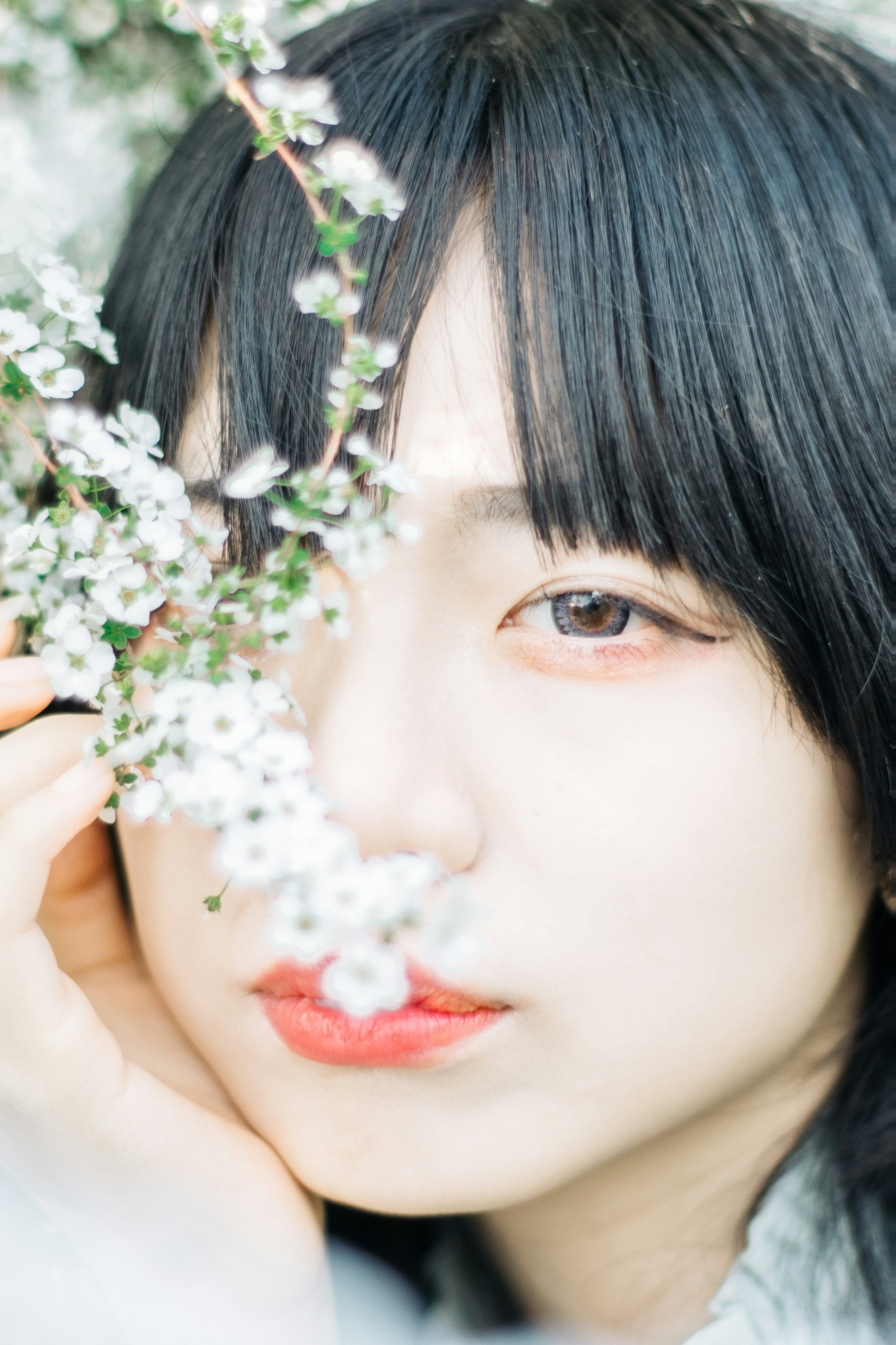 Retrato en primer plano de una mujer con flores delicadas