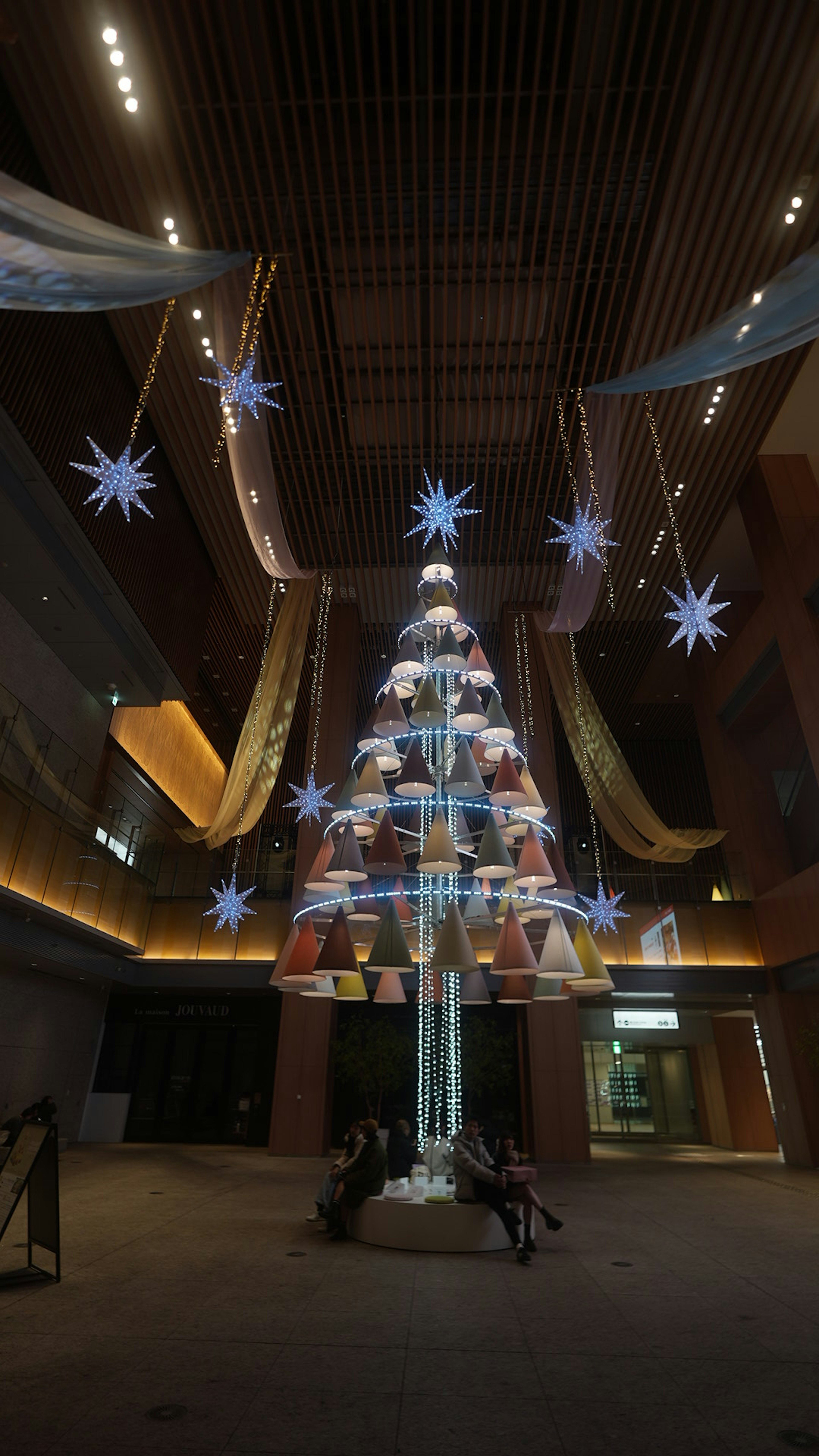 Intérieur d'une salle avec un sapin de Noël et des décorations en forme d'étoile