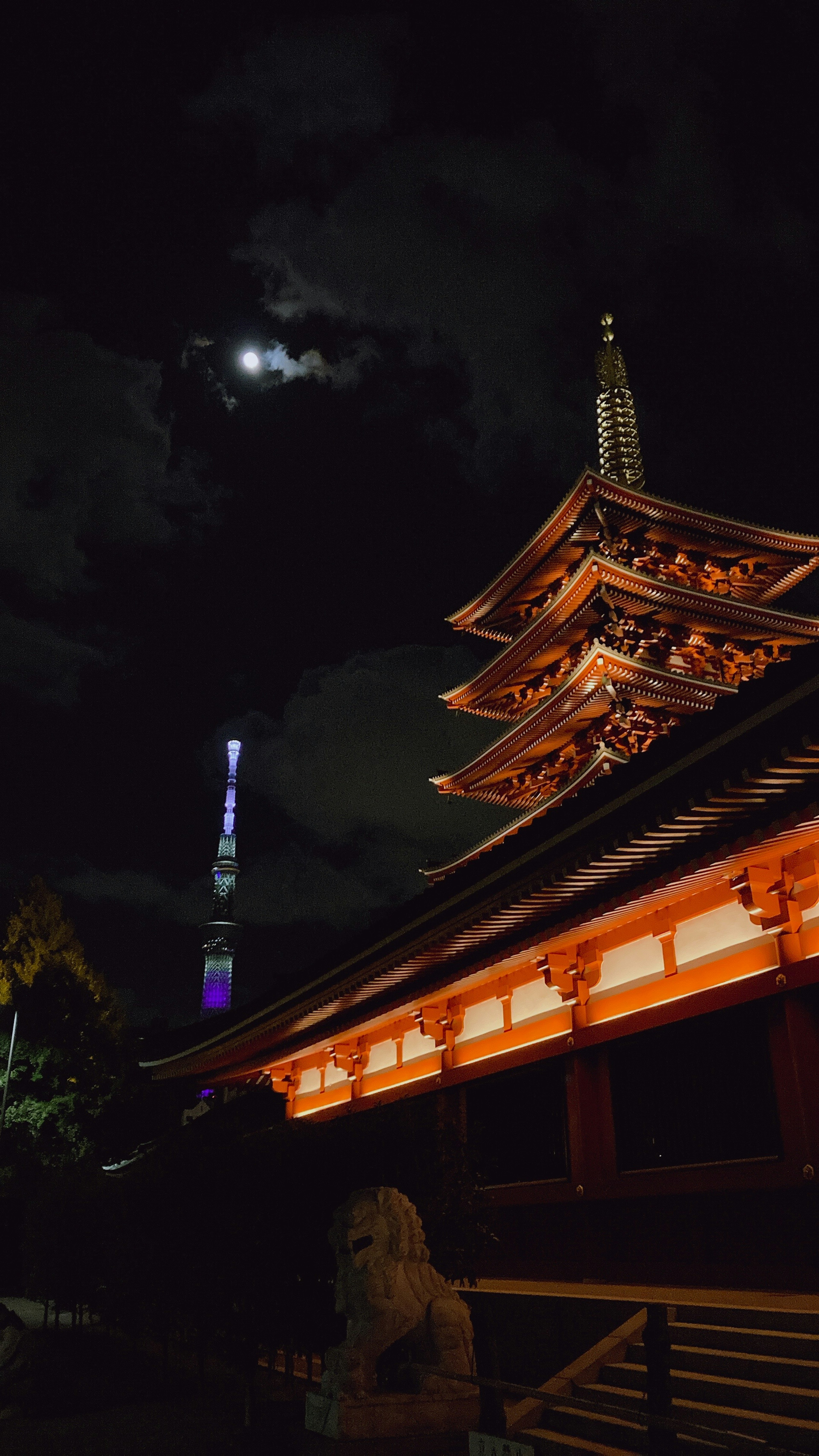 Kontras antara Menara Tokyo dan bangunan tradisional di malam hari