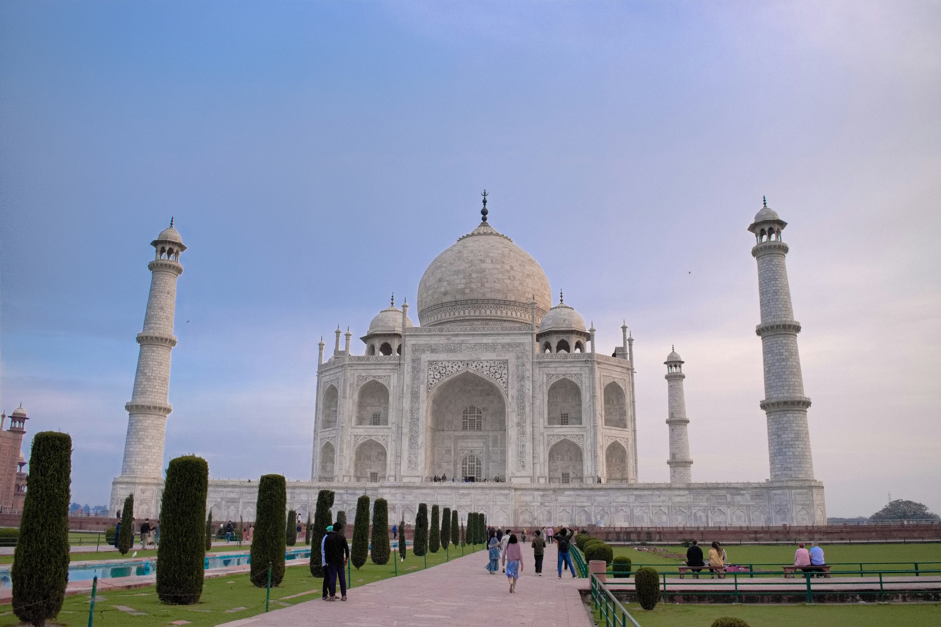 Vista maestosa del Taj Mahal con giardini e visitatori