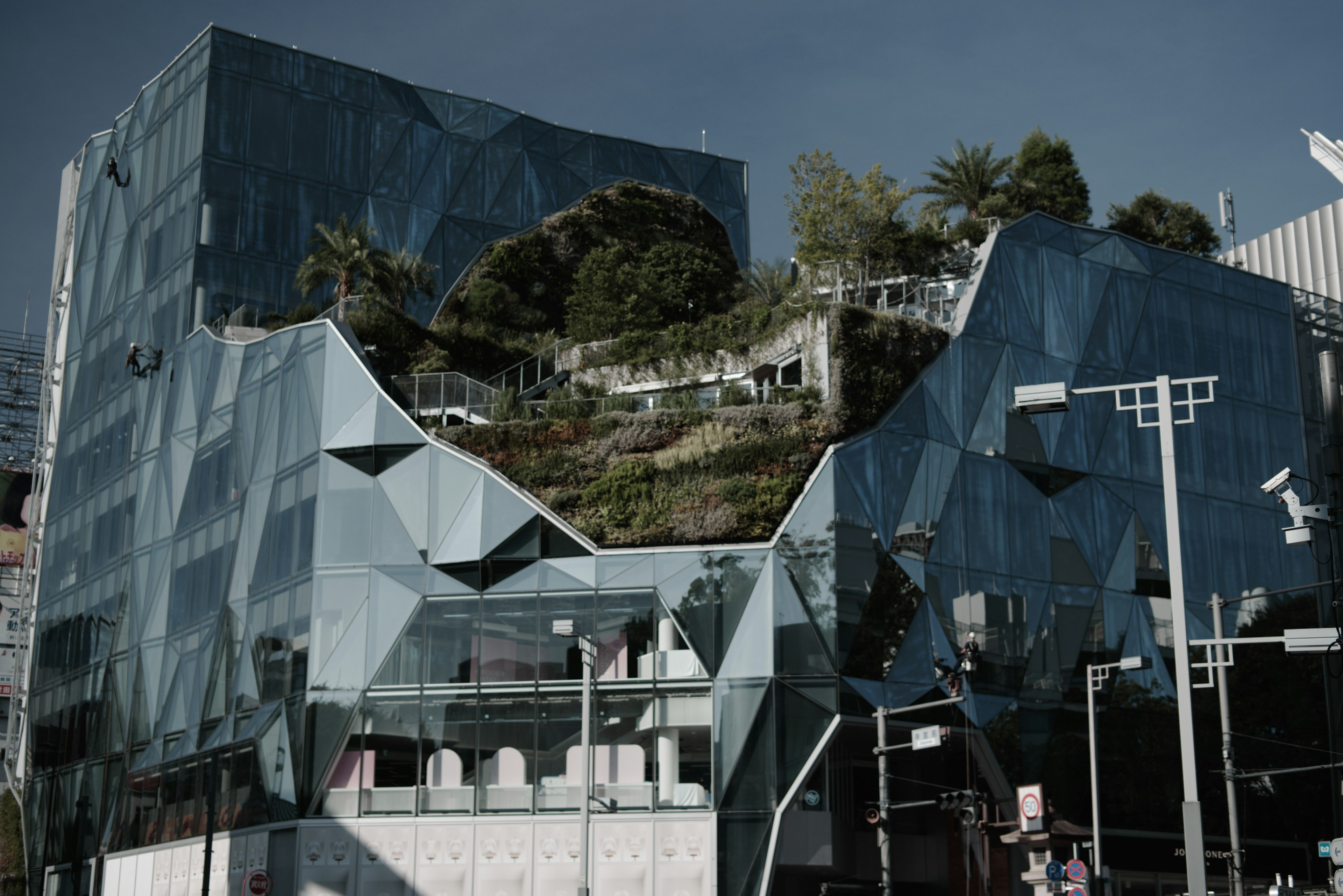 Edificio de forma única con un jardín en la azotea exuberante