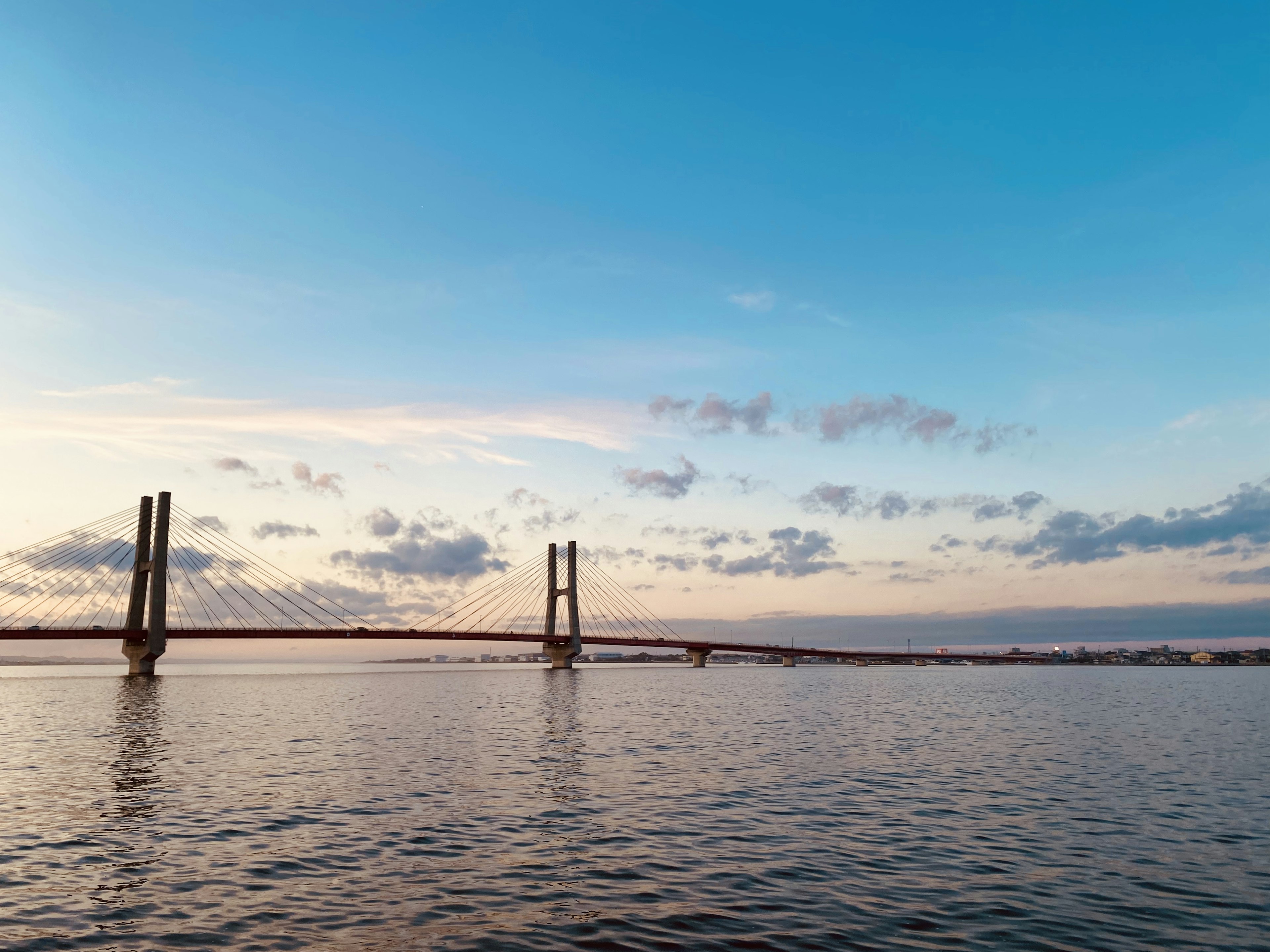 Schöner Sonnenuntergang über einer Brücke mit ruhigem Wasser