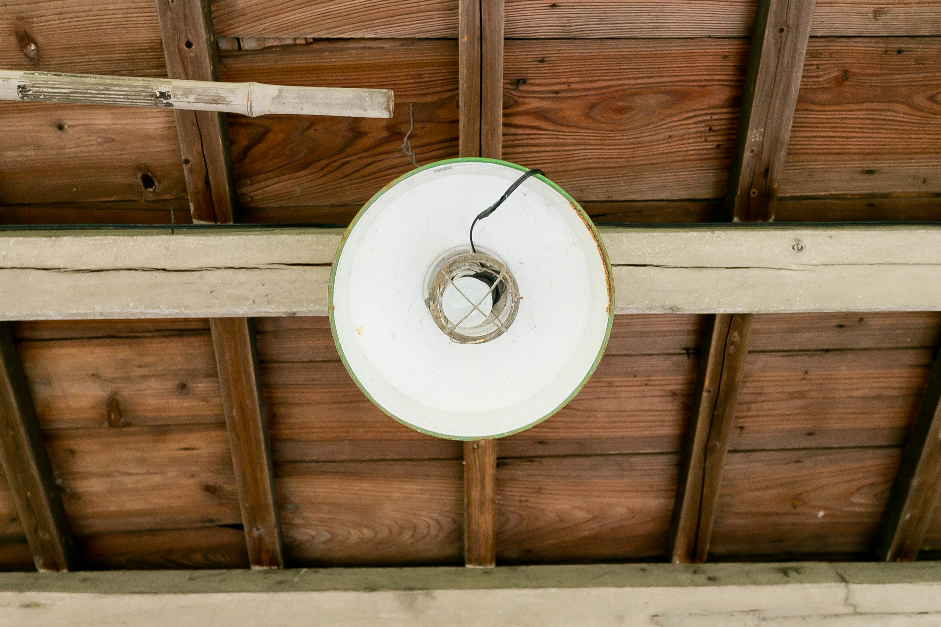 Luminaire au plafond avec des poutres en bois visibles