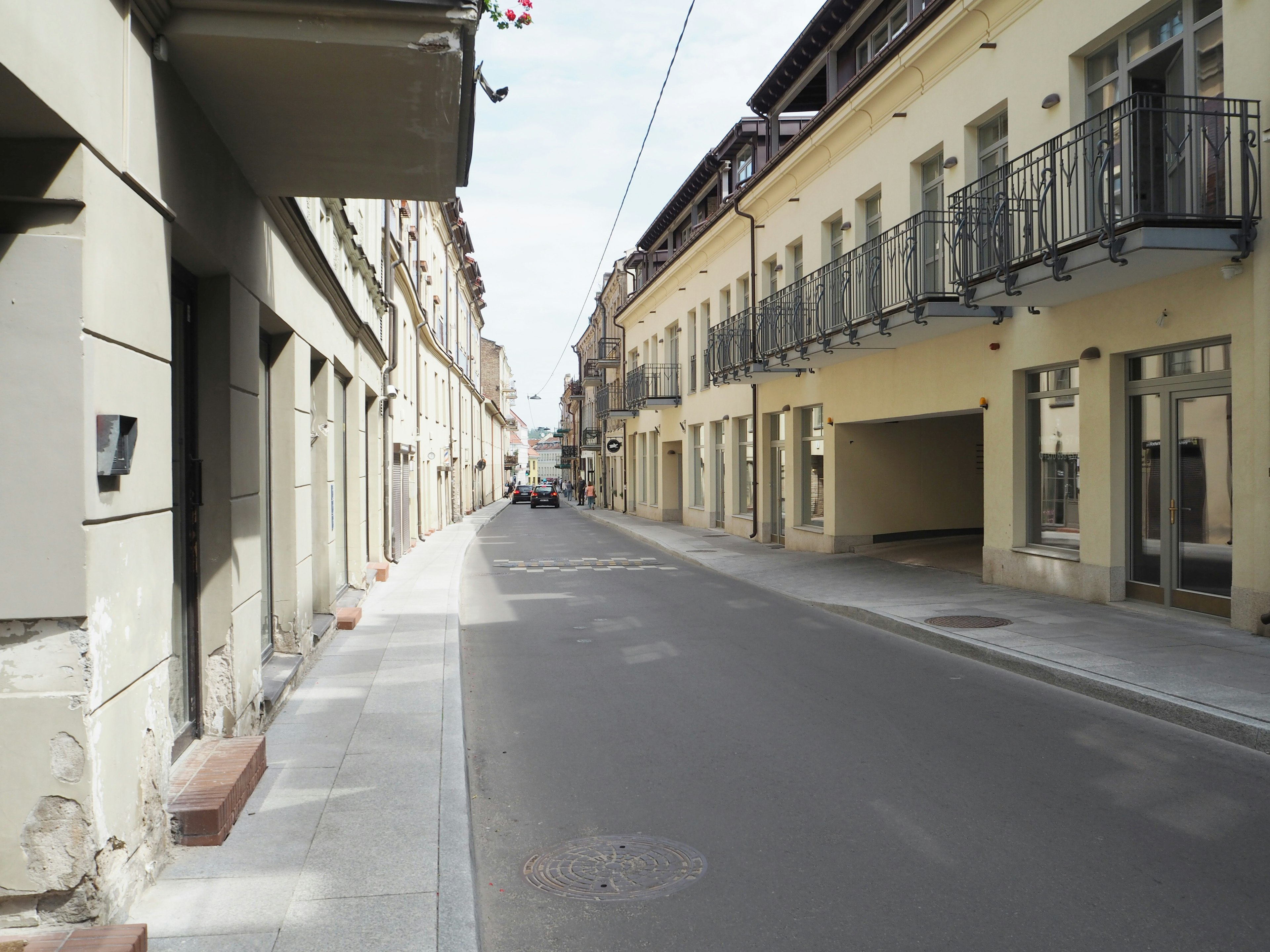 Ruhige Straße mit Gebäuden und Balkonen