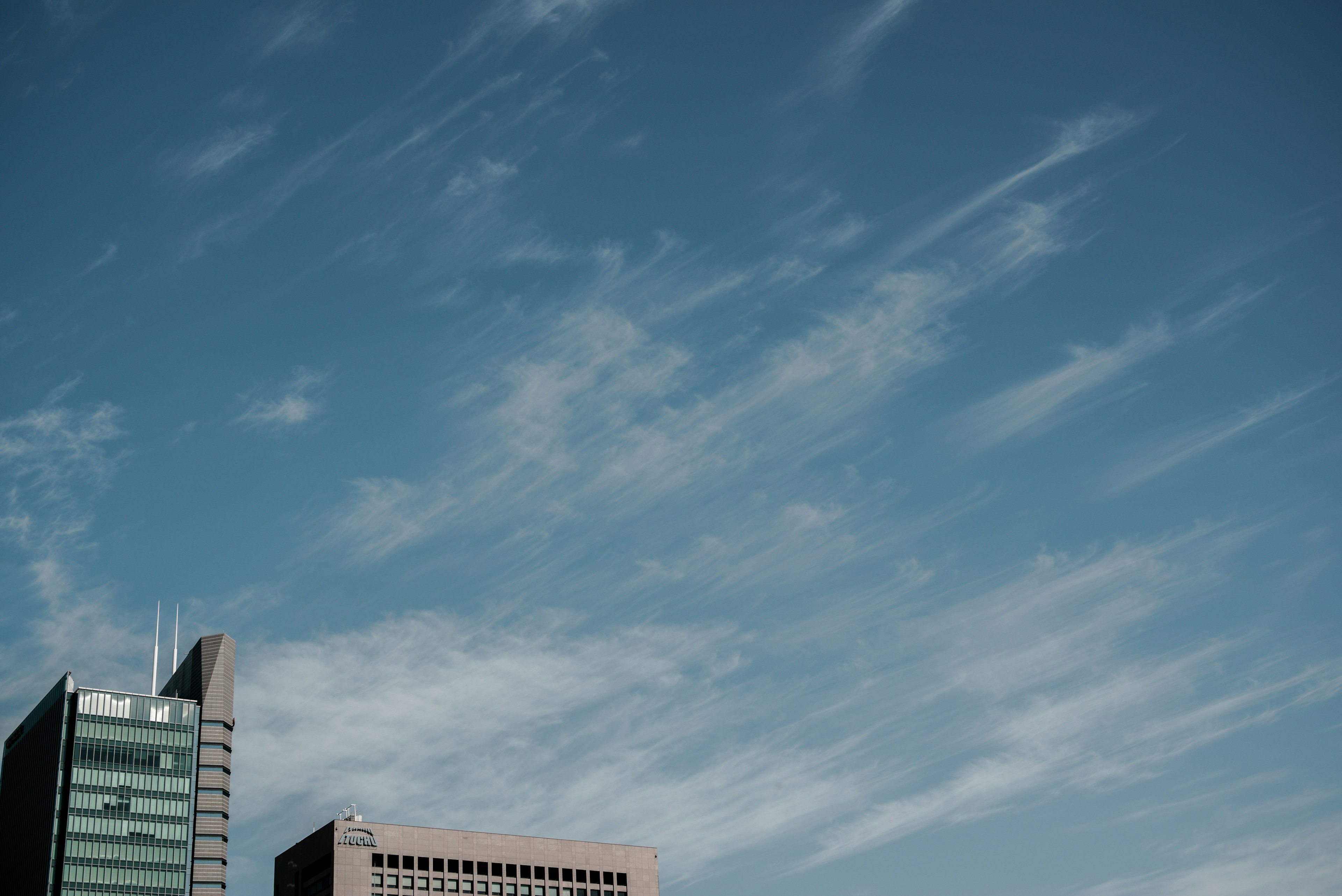 Himmel mit Wolken über modernen Wolkenkratzern