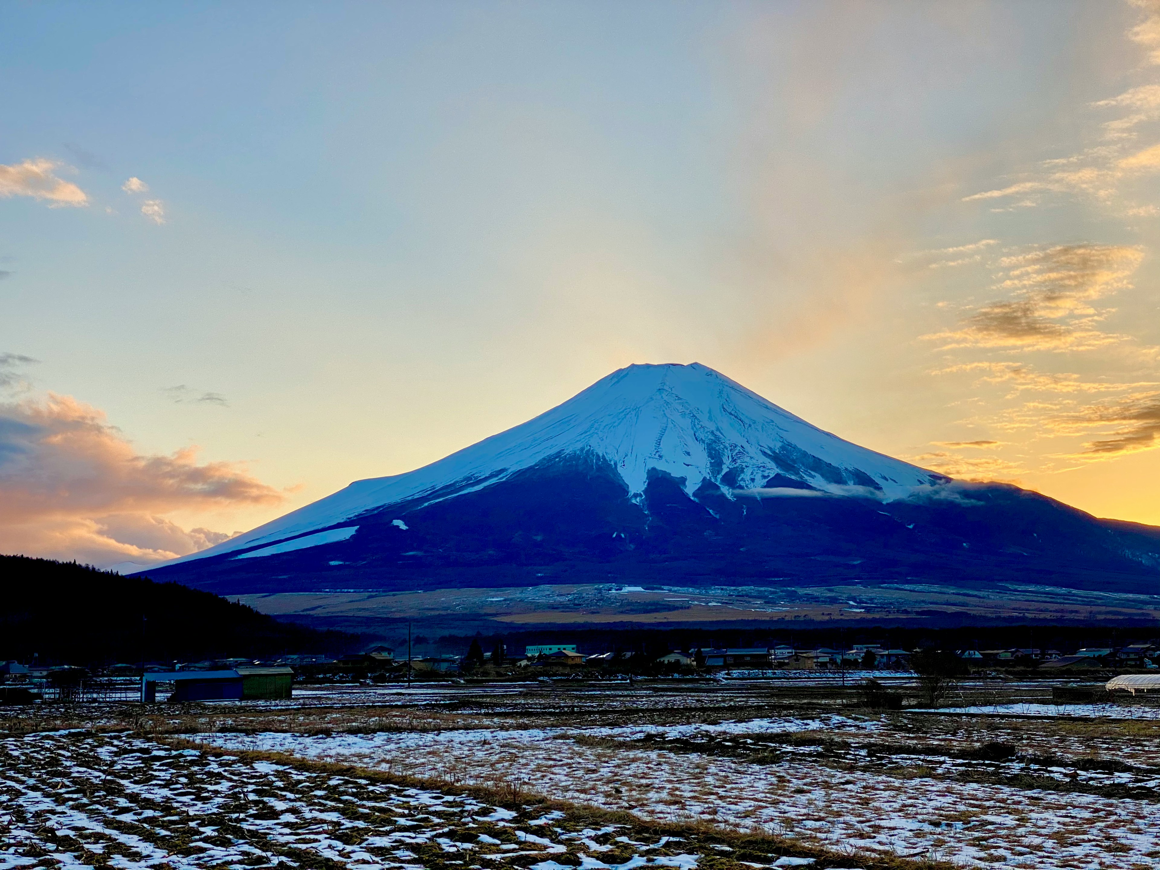 雪をかぶった富士山の美しい風景と夕焼けの空