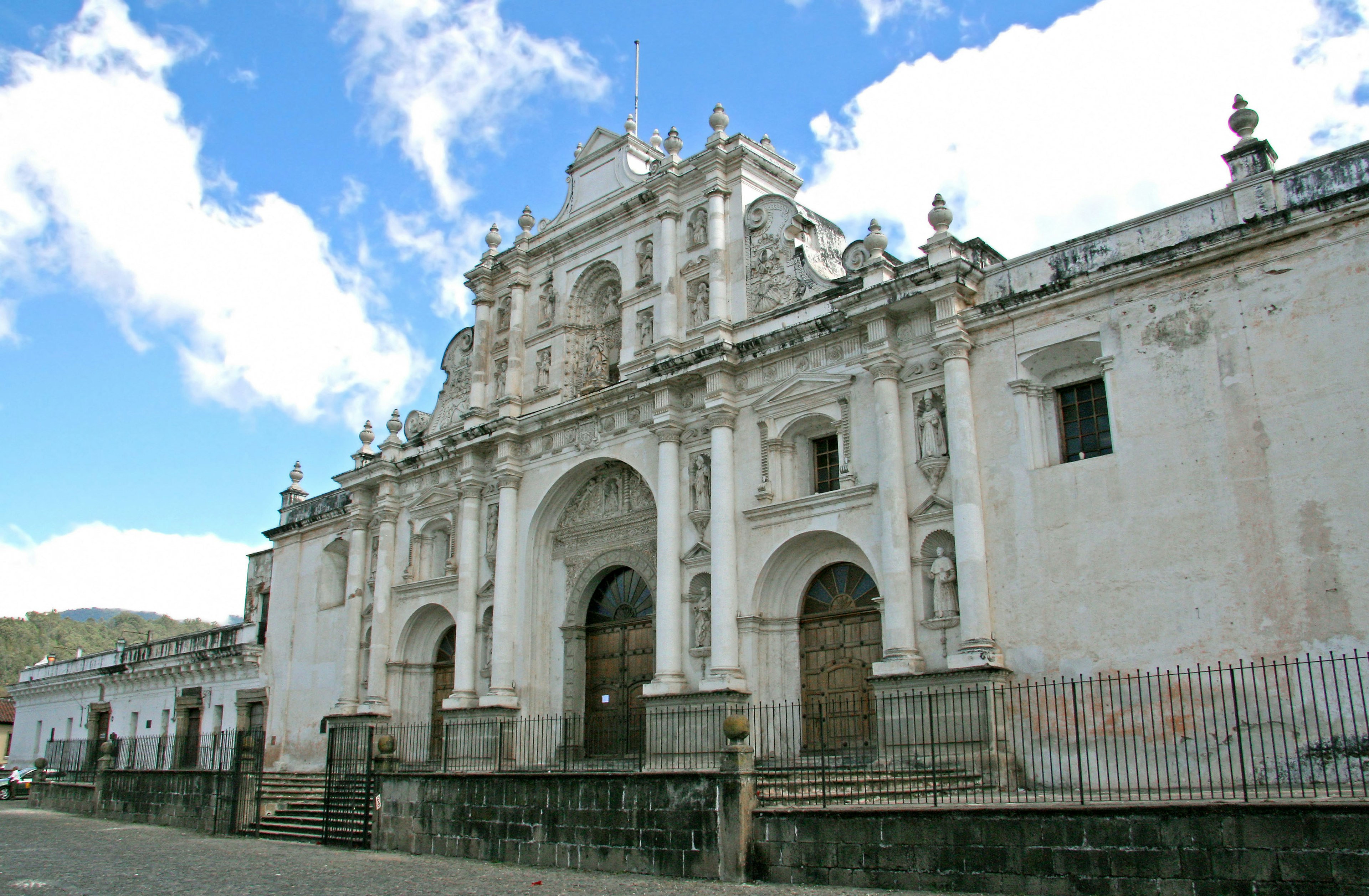 Tòa nhà kiểu Baroque với ngoại thất màu trắng nhà thờ lịch sử ở Antigua Guatemala