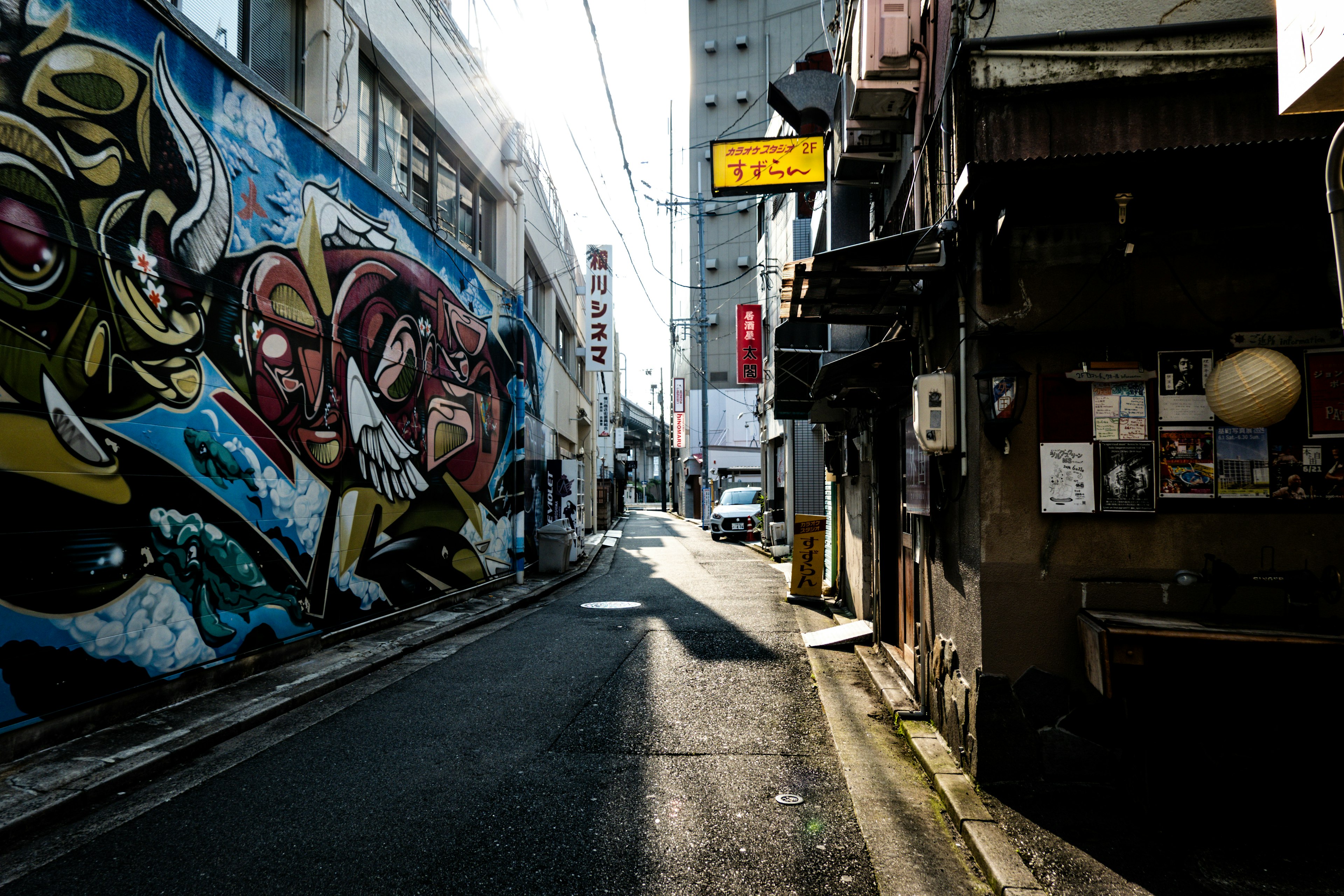 狭い路地にあるカラフルなグラフィティと古い建物の風景