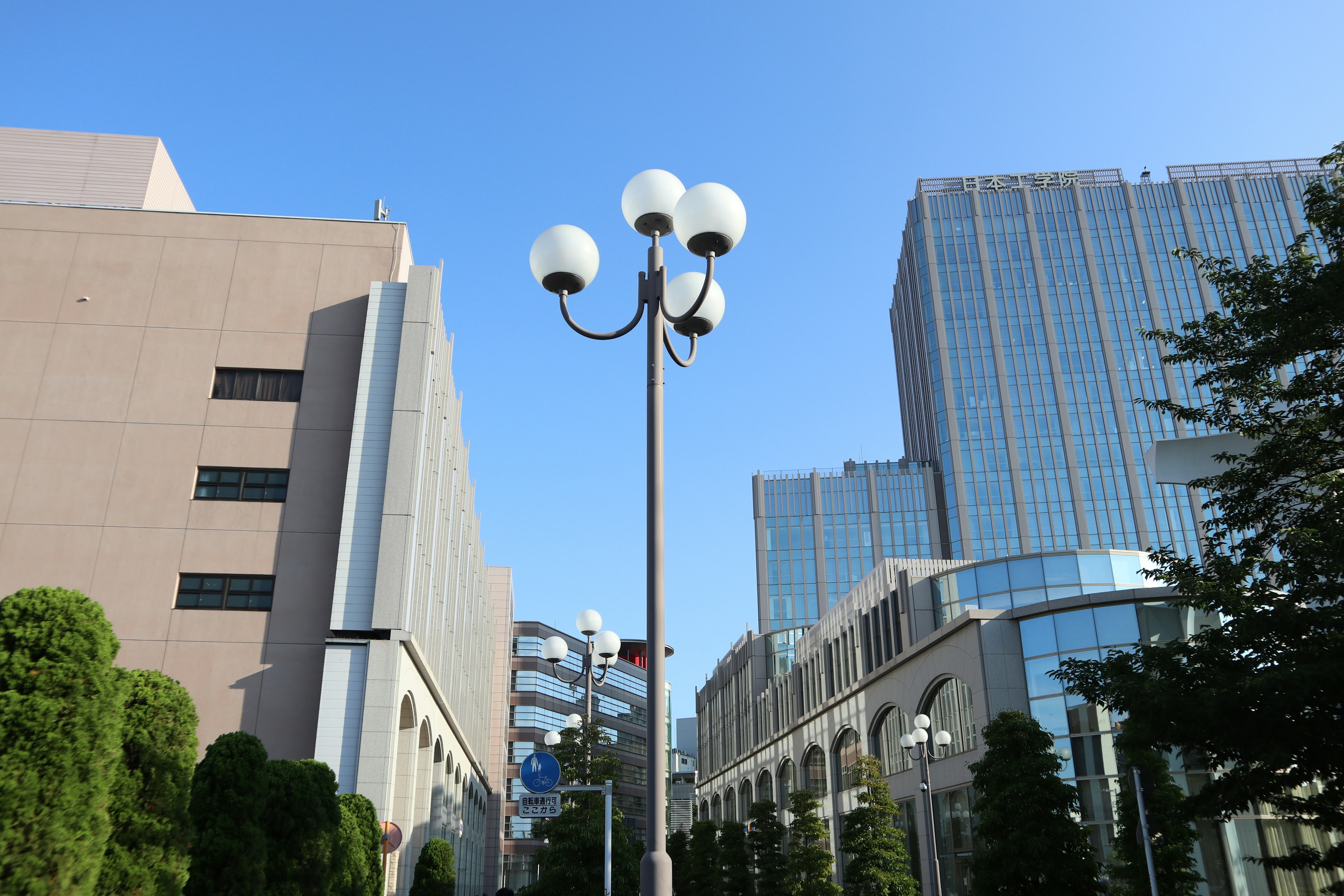 街の風景にある街灯とビル群