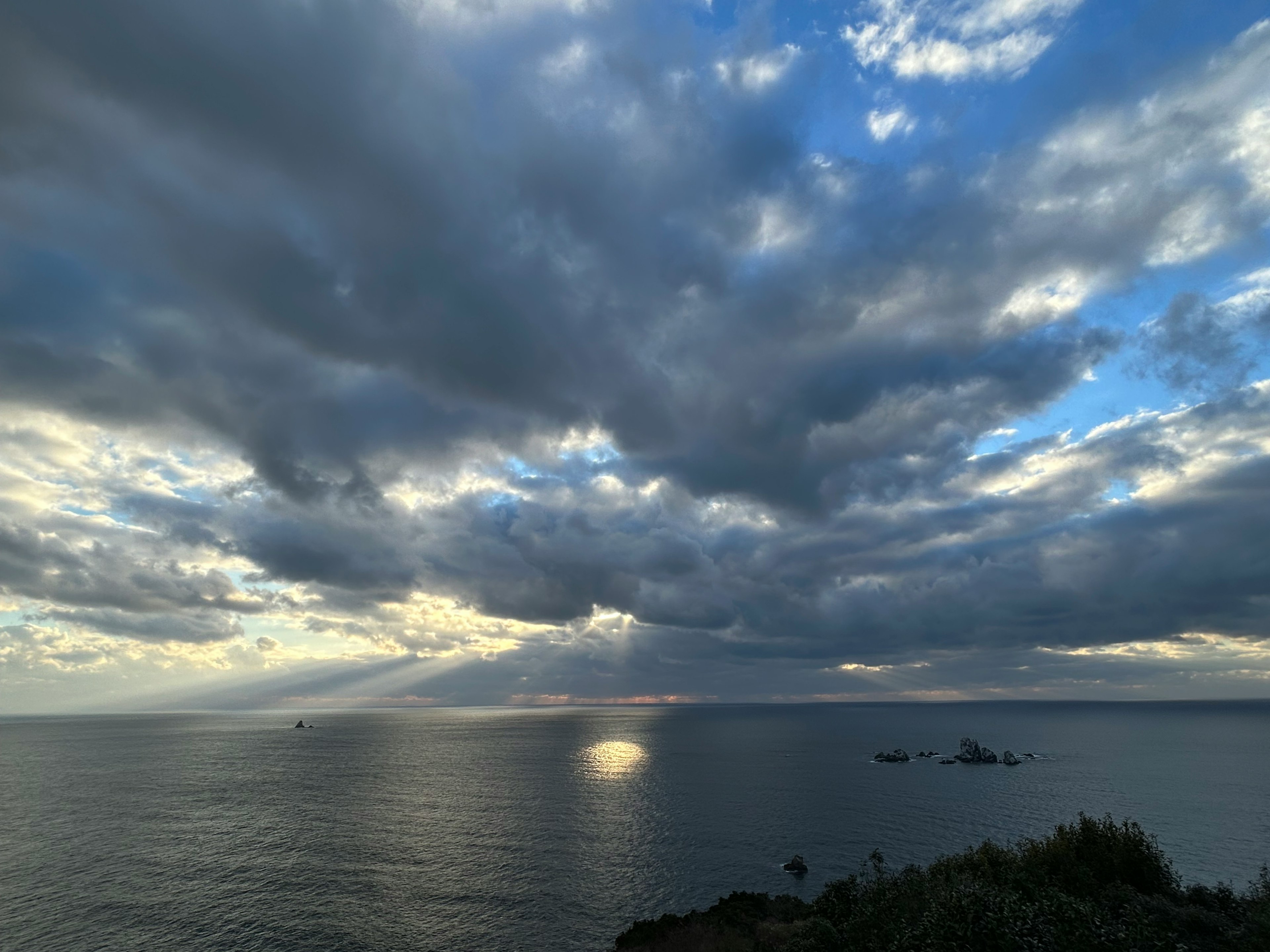 海と空の美しい風景　雲が広がる青い空　波の光が反射する海面