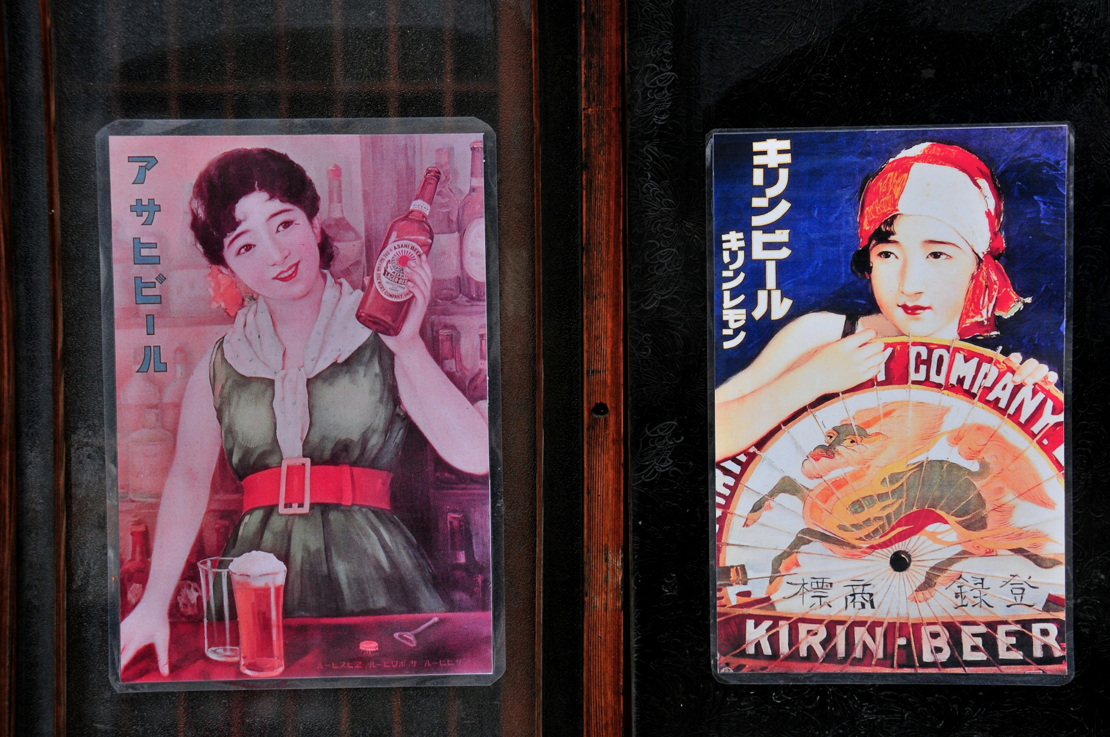 Anuncio vintage con una mujer sosteniendo cerveza y un colorido cartel de Kirin Beer