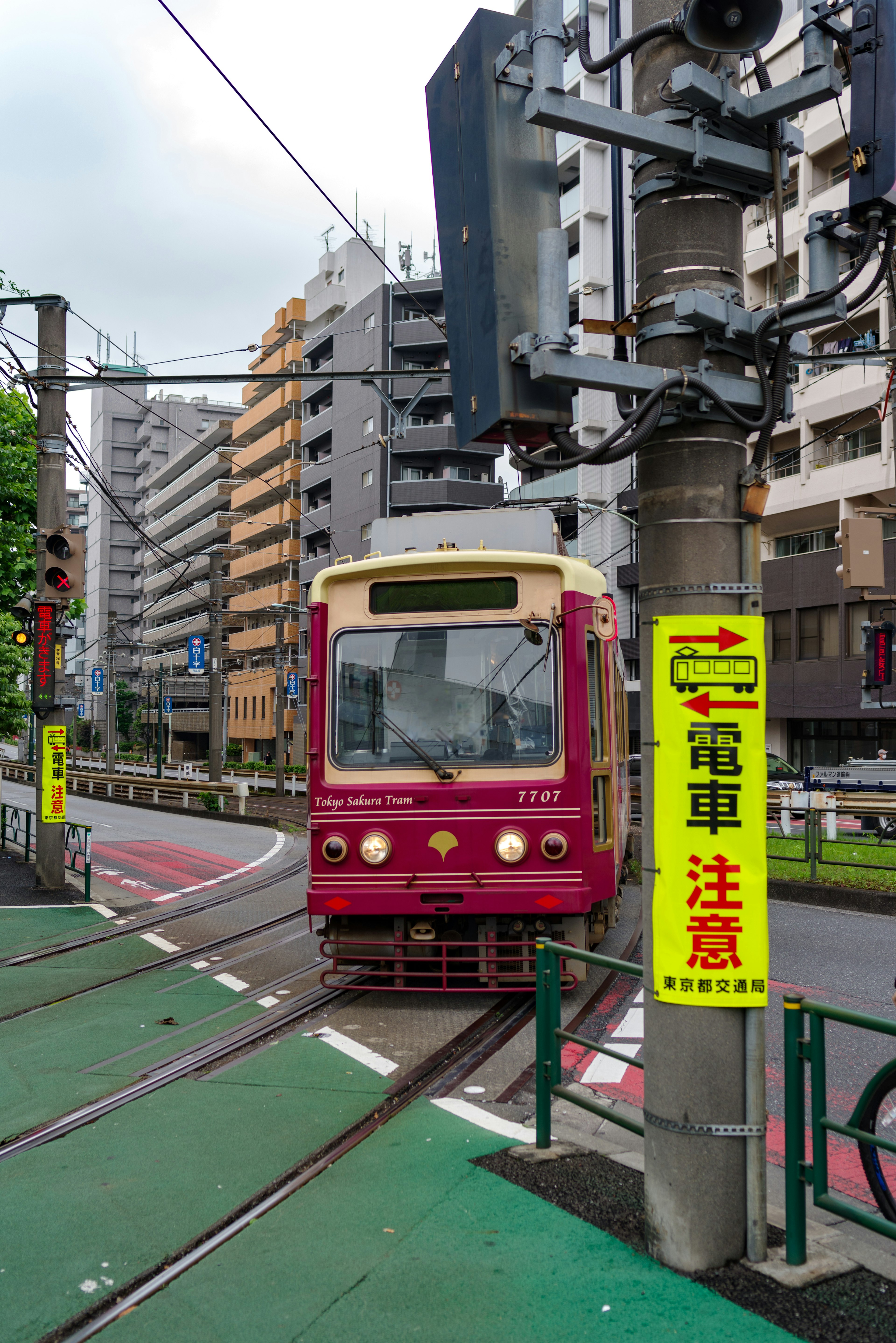 红色电车穿行于城市环境中