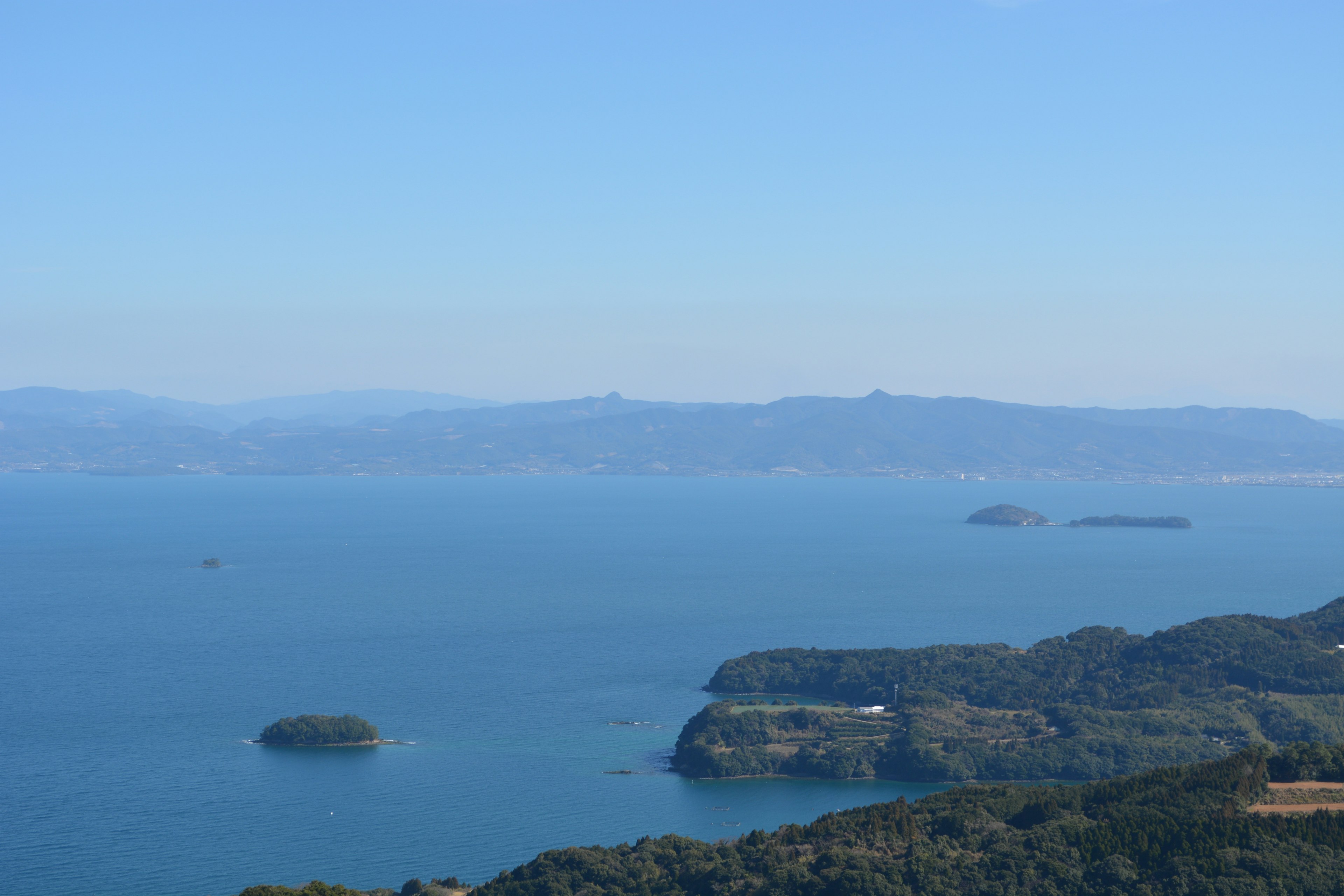 Vista panoramica di un mare blu con montagne e isole lontane