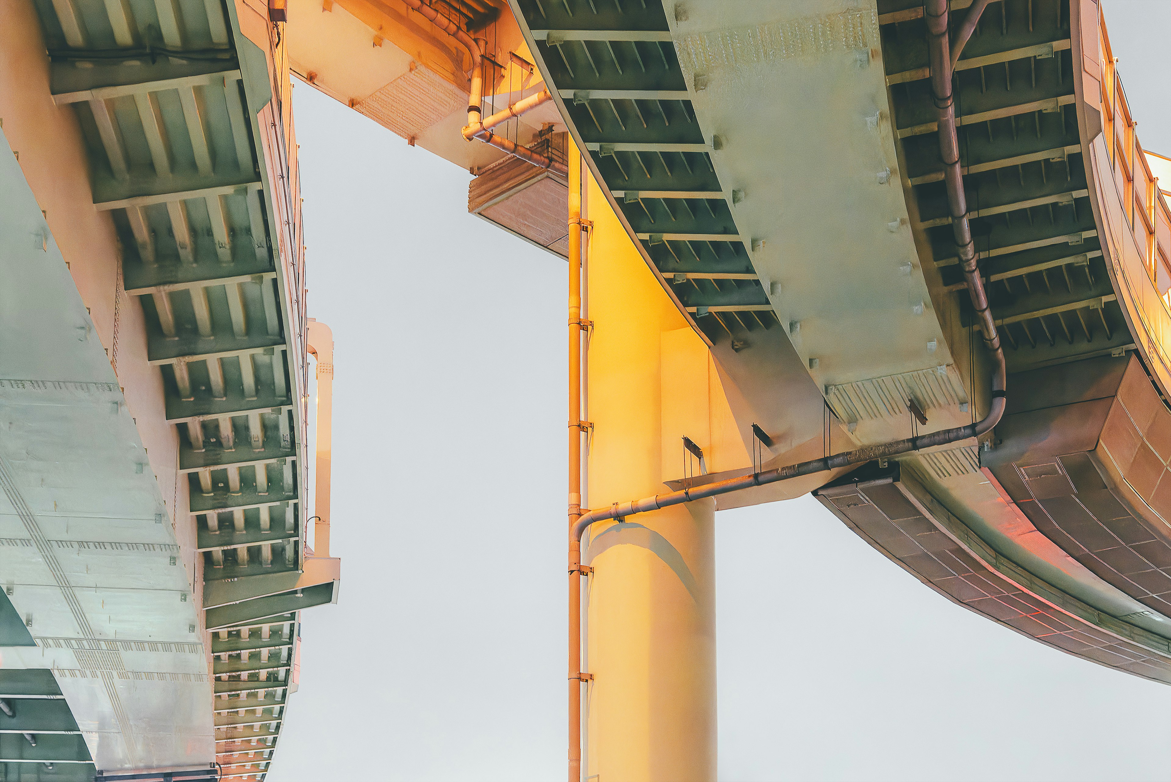 Struttura del ponte curvo con pilastri di supporto dettagliati