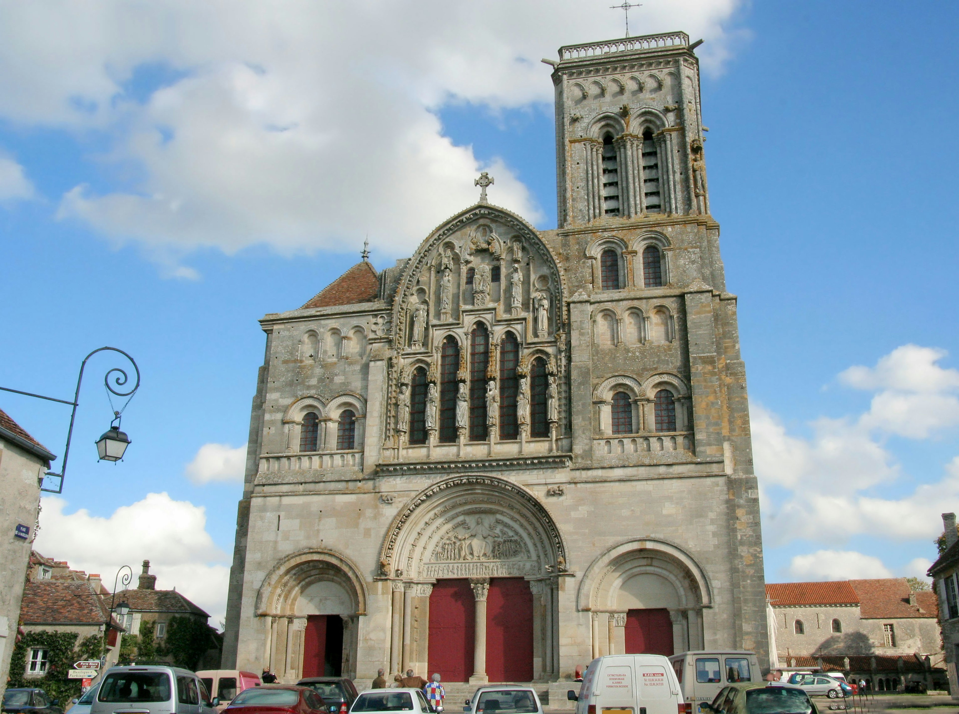 Façade d'une belle église sous un ciel bleu