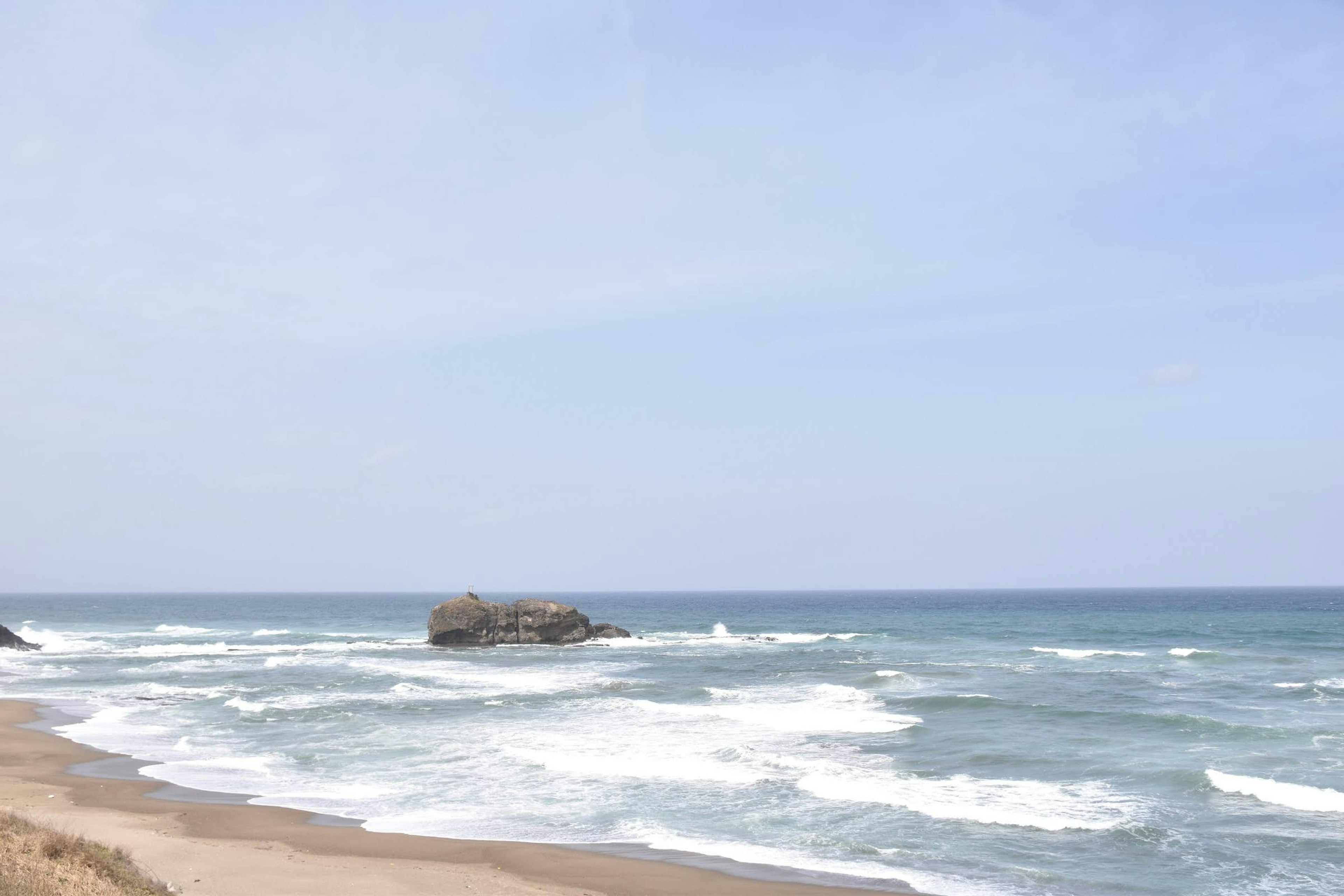 Paesaggio di una spiaggia con onde oceaniche blu