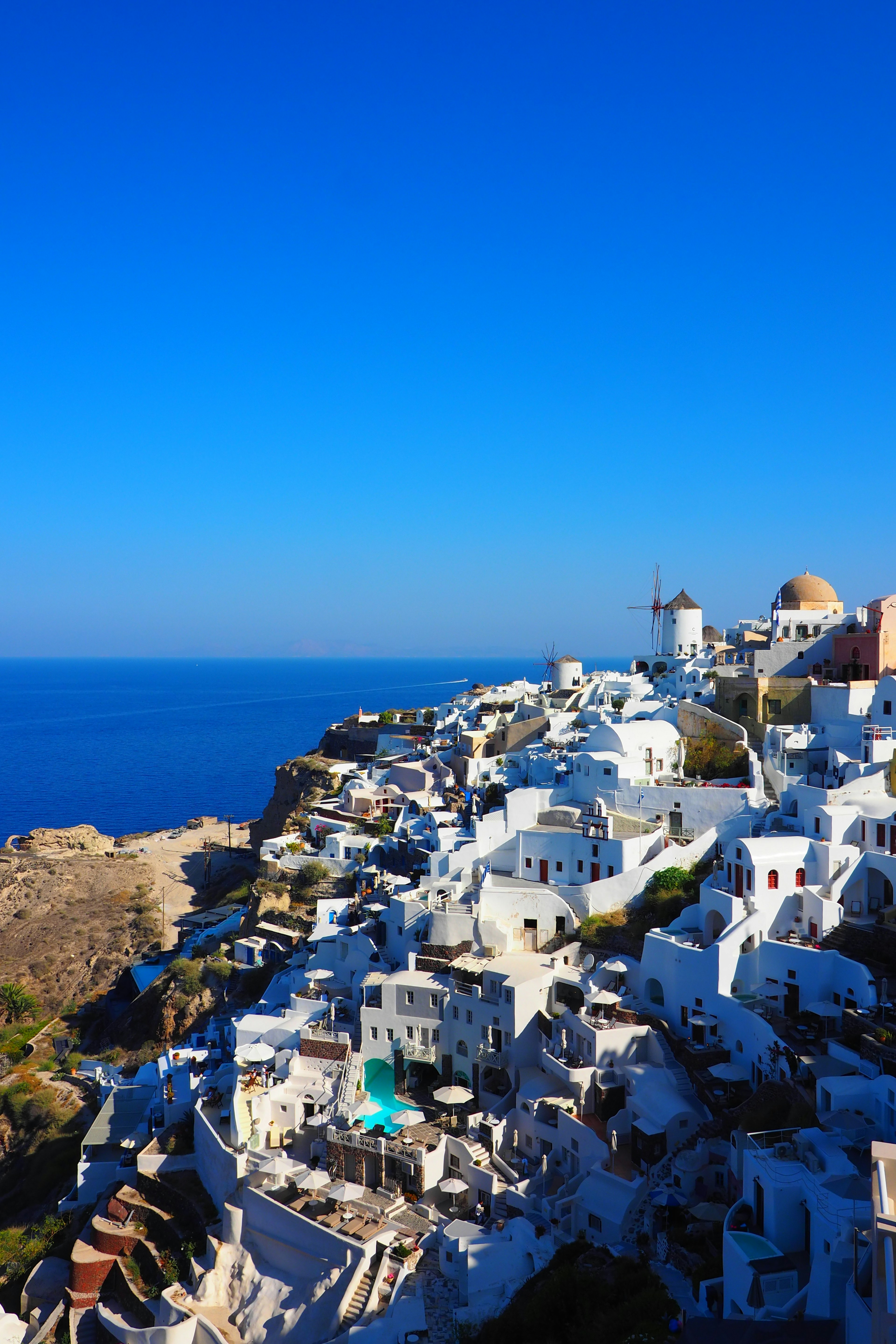 Bella vista di edifici bianchi e mare sotto un cielo blu