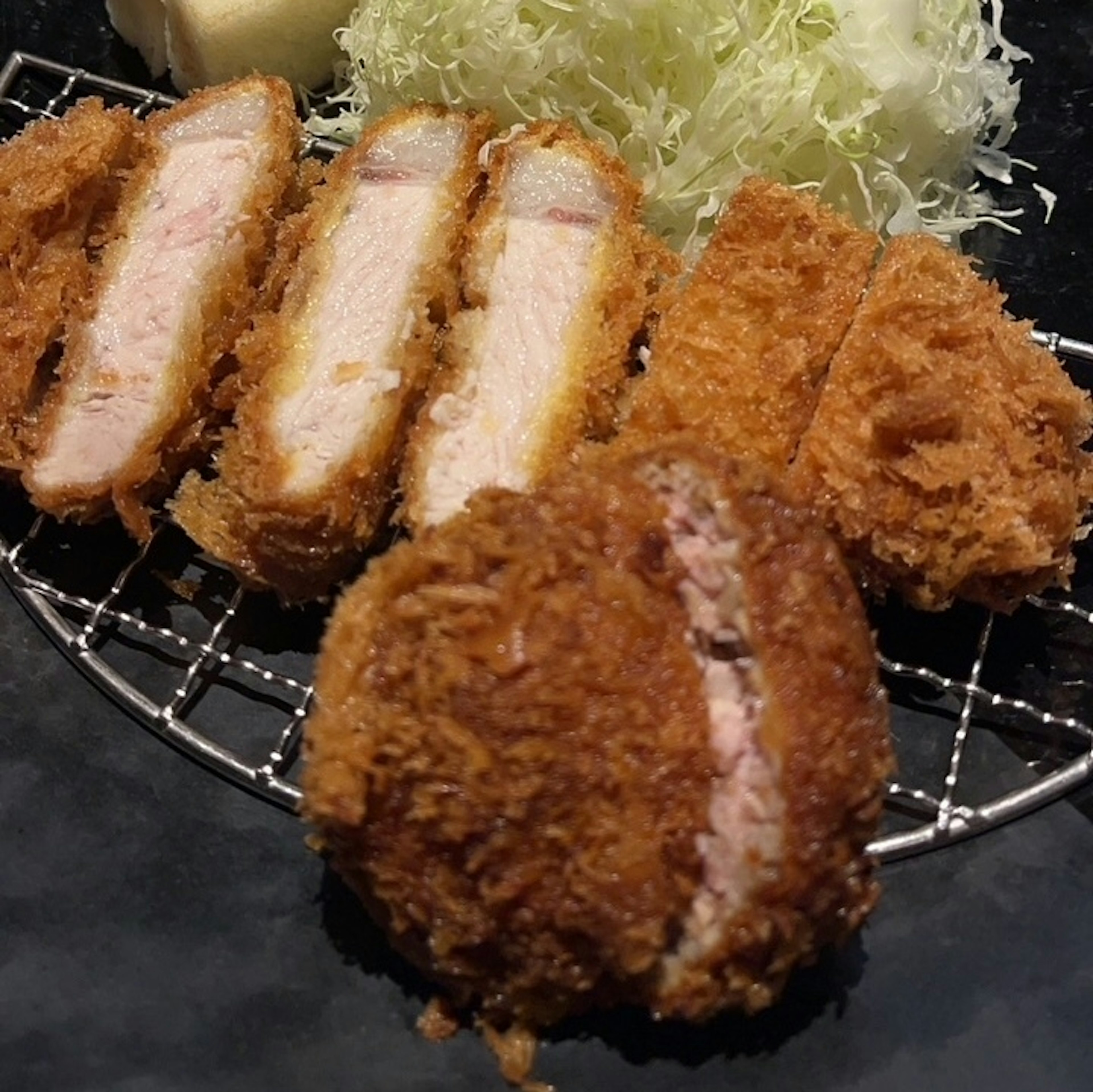 Tonkatsu crujiente servido con repollo rallado