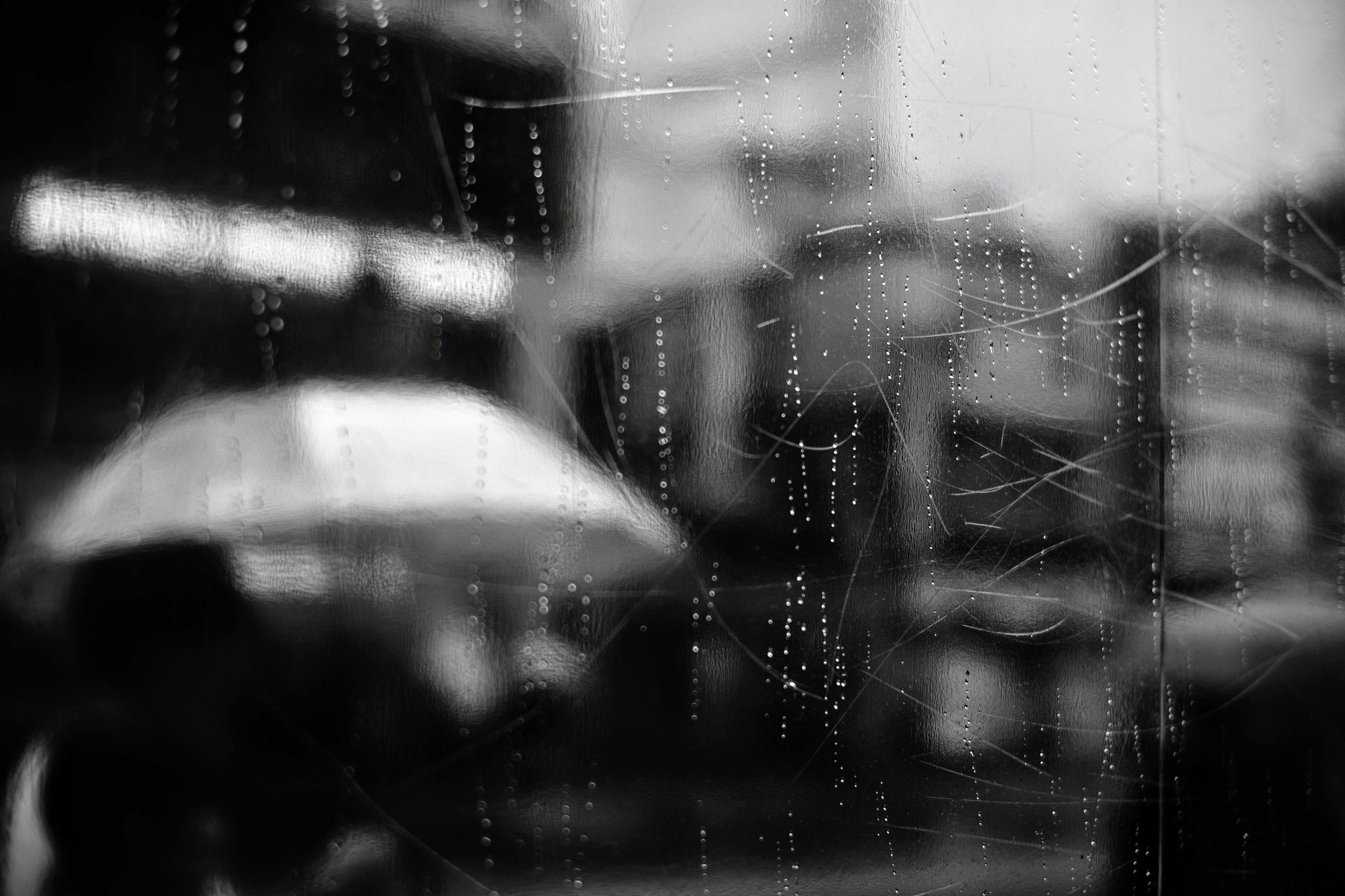 Paraguas bajo la lluvia con un fondo urbano borroso