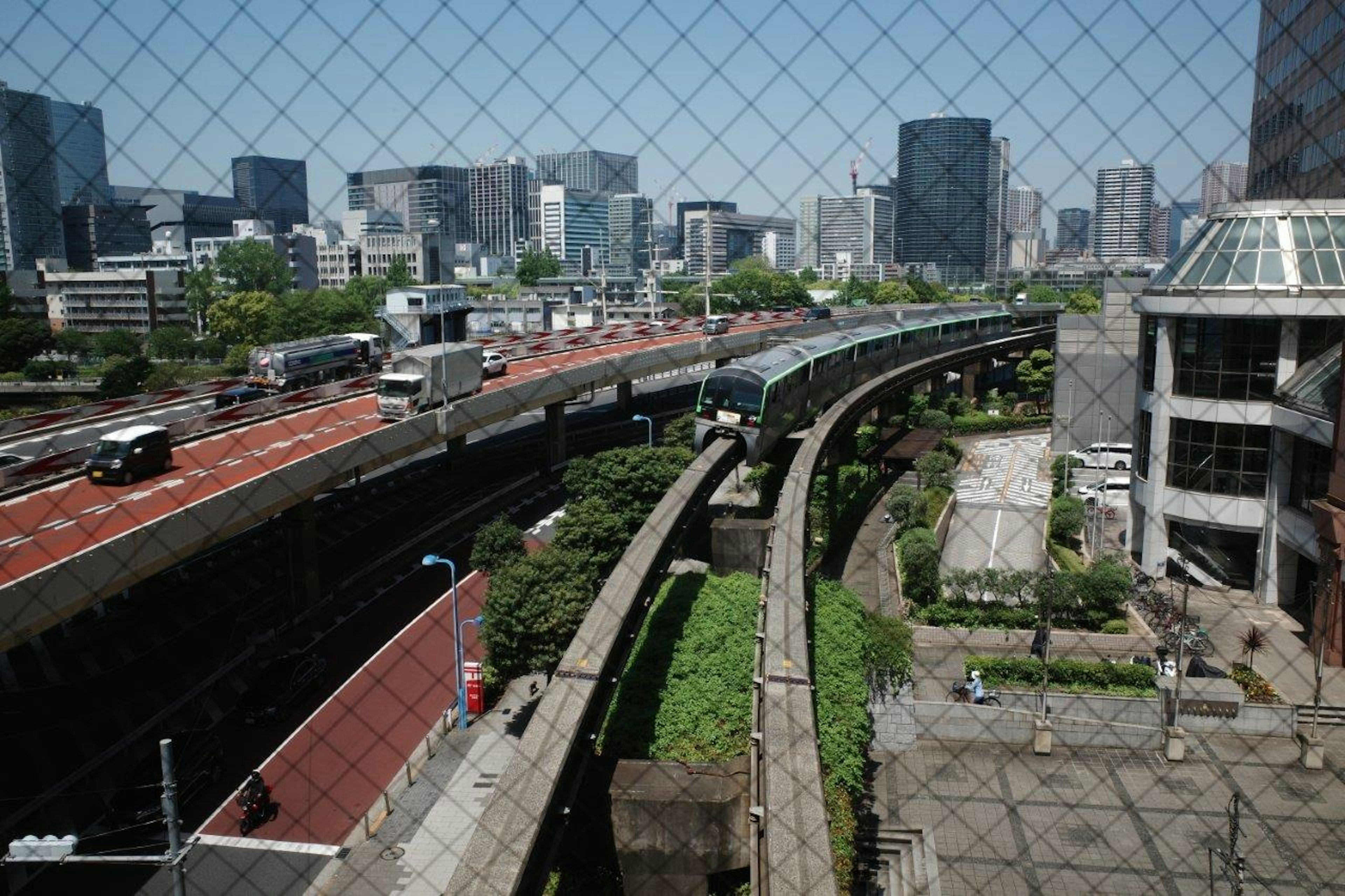 Paesaggio urbano di Tokyo con autostrade e binari ferroviari che si incrociano