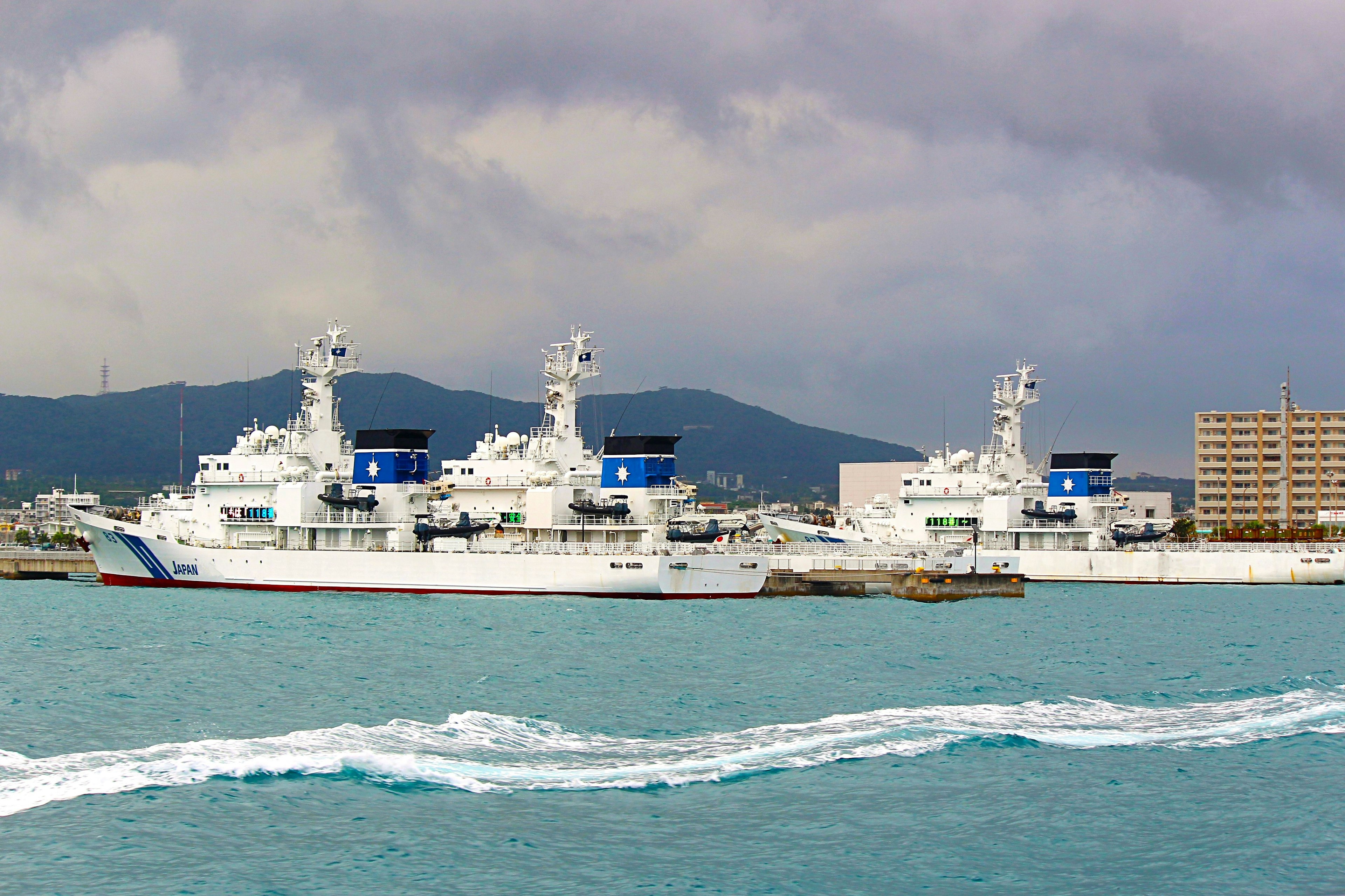 เรือขาวจอดอยู่ที่ท่าเรือกับทะเลสีน้ำเงิน