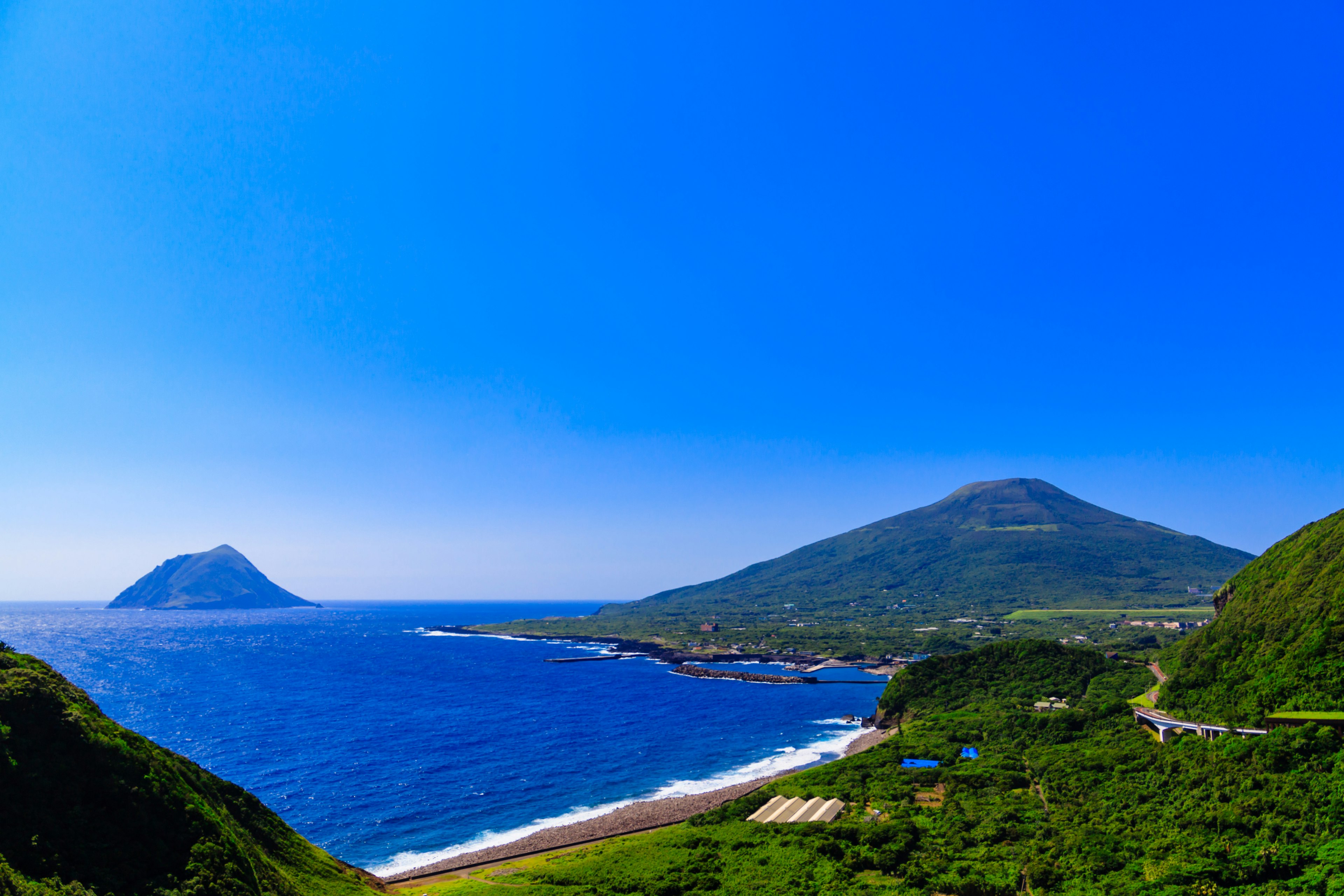 Bellissimo paesaggio di montagne circondate da cielo e mare blu