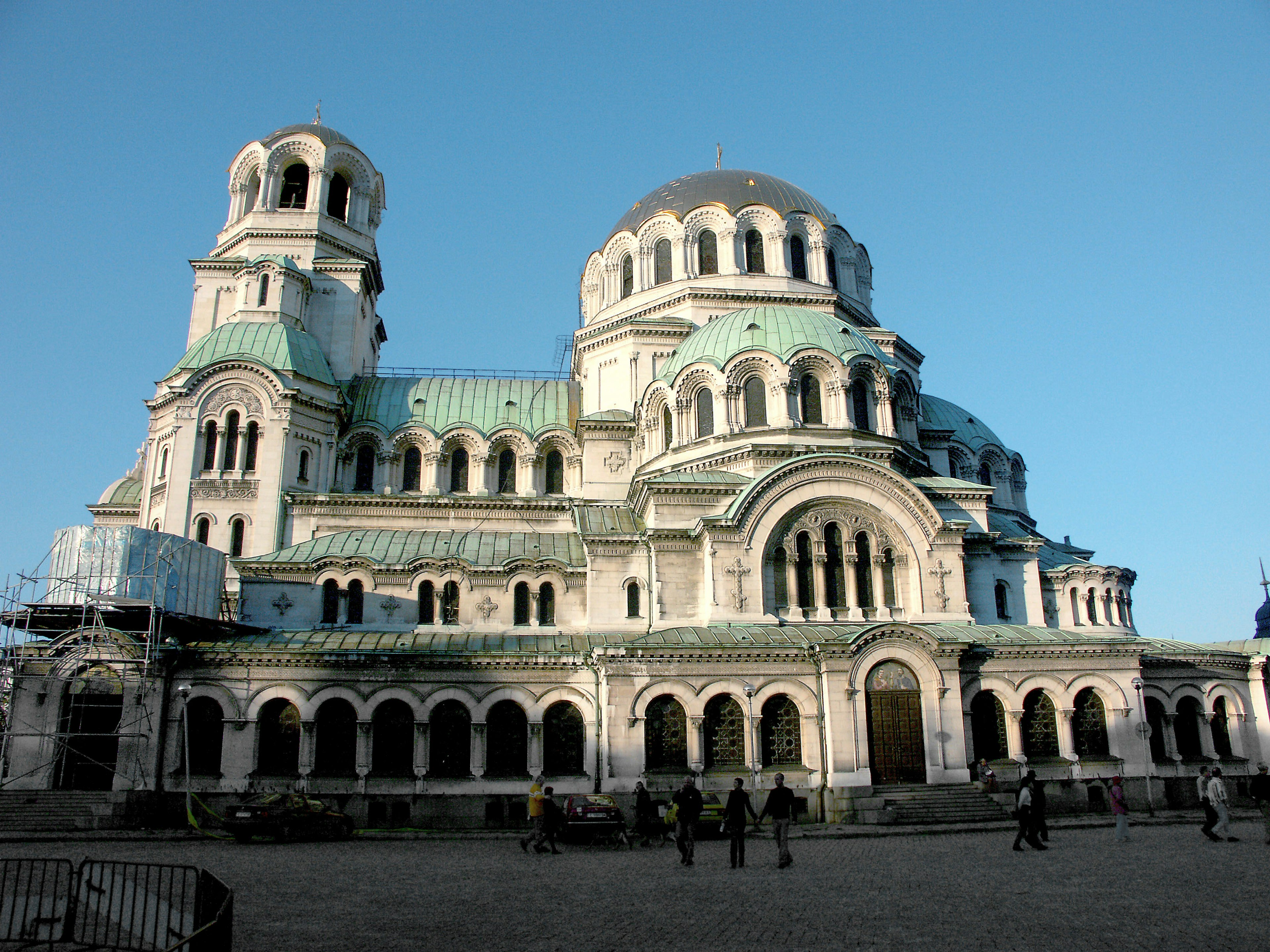 Pemandangan luar Katedral Alexander Nevsky dengan langit biru