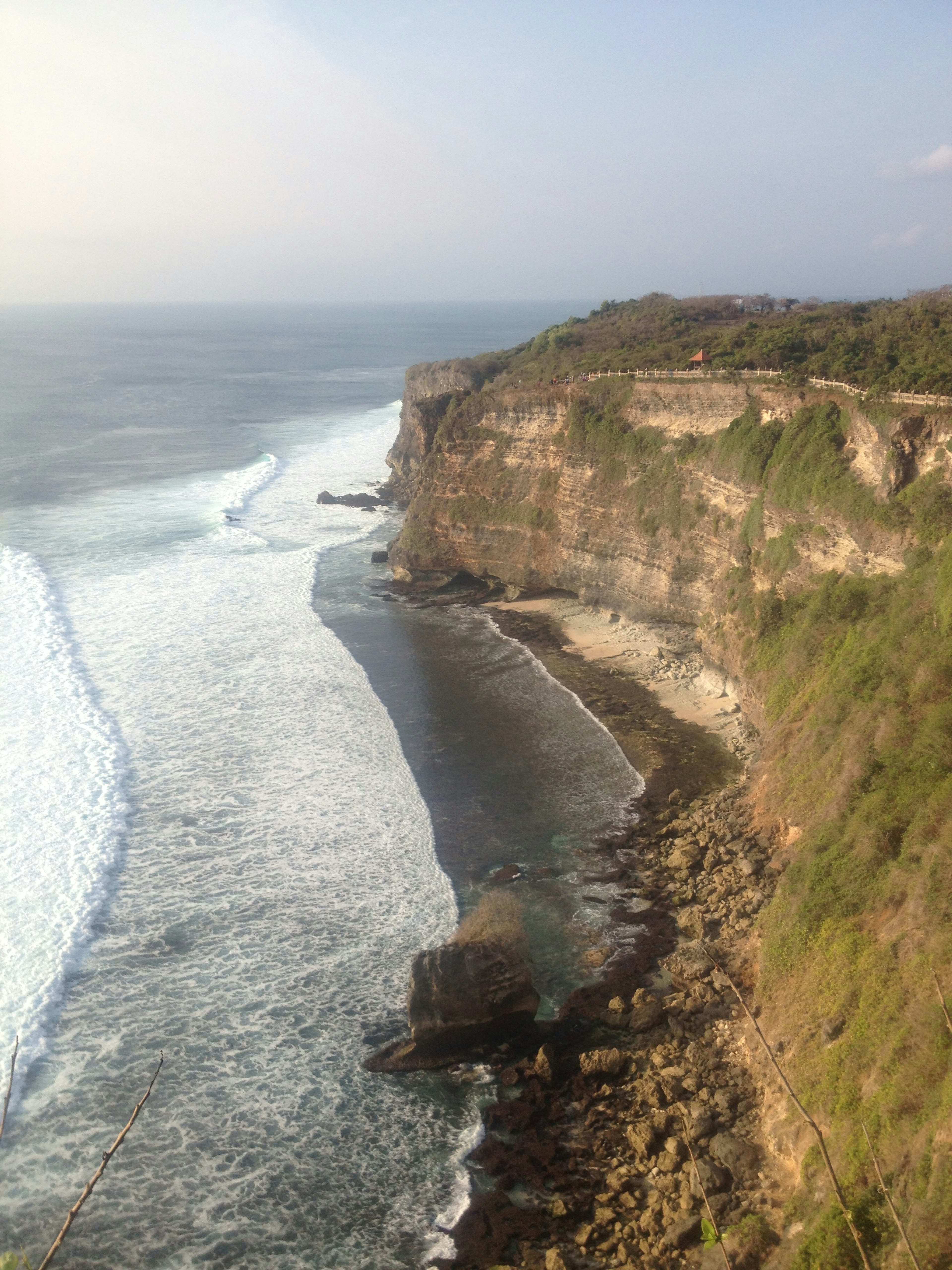 Pemandangan pantai yang indah dengan tebing gelombang menghantam