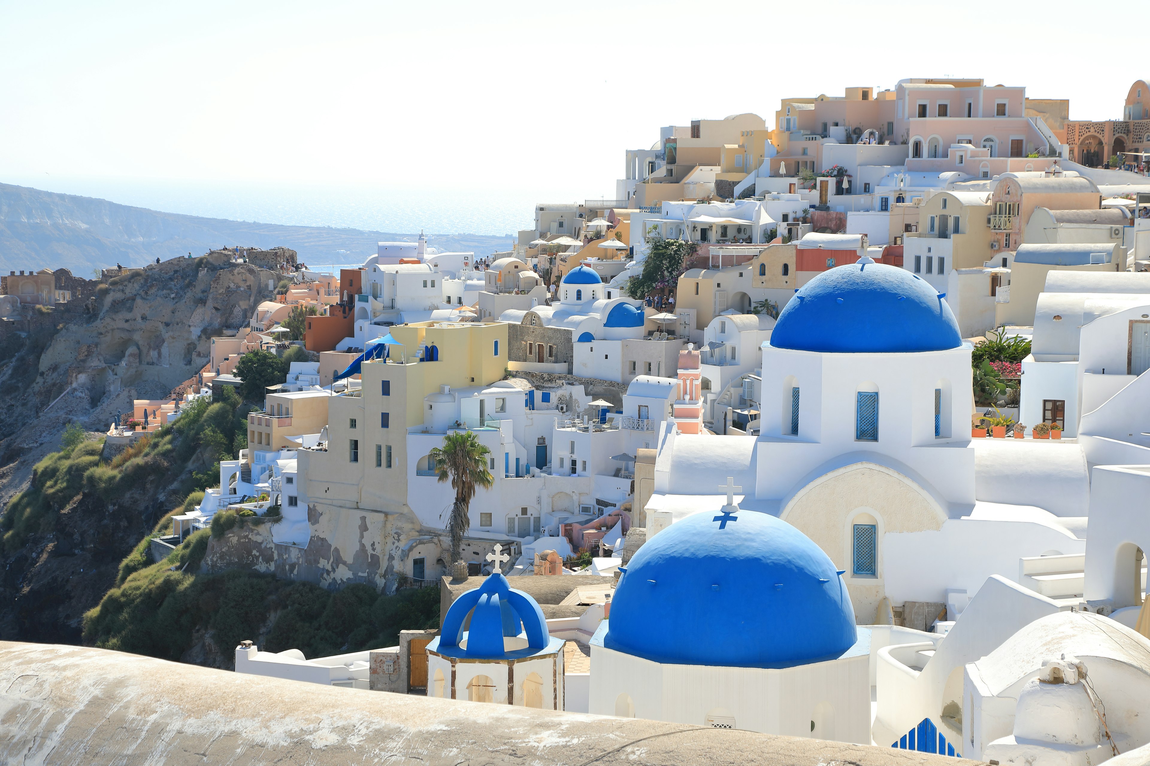 Malersiche Aussicht auf Santorin mit weißen Gebäuden und blauen Kuppeln