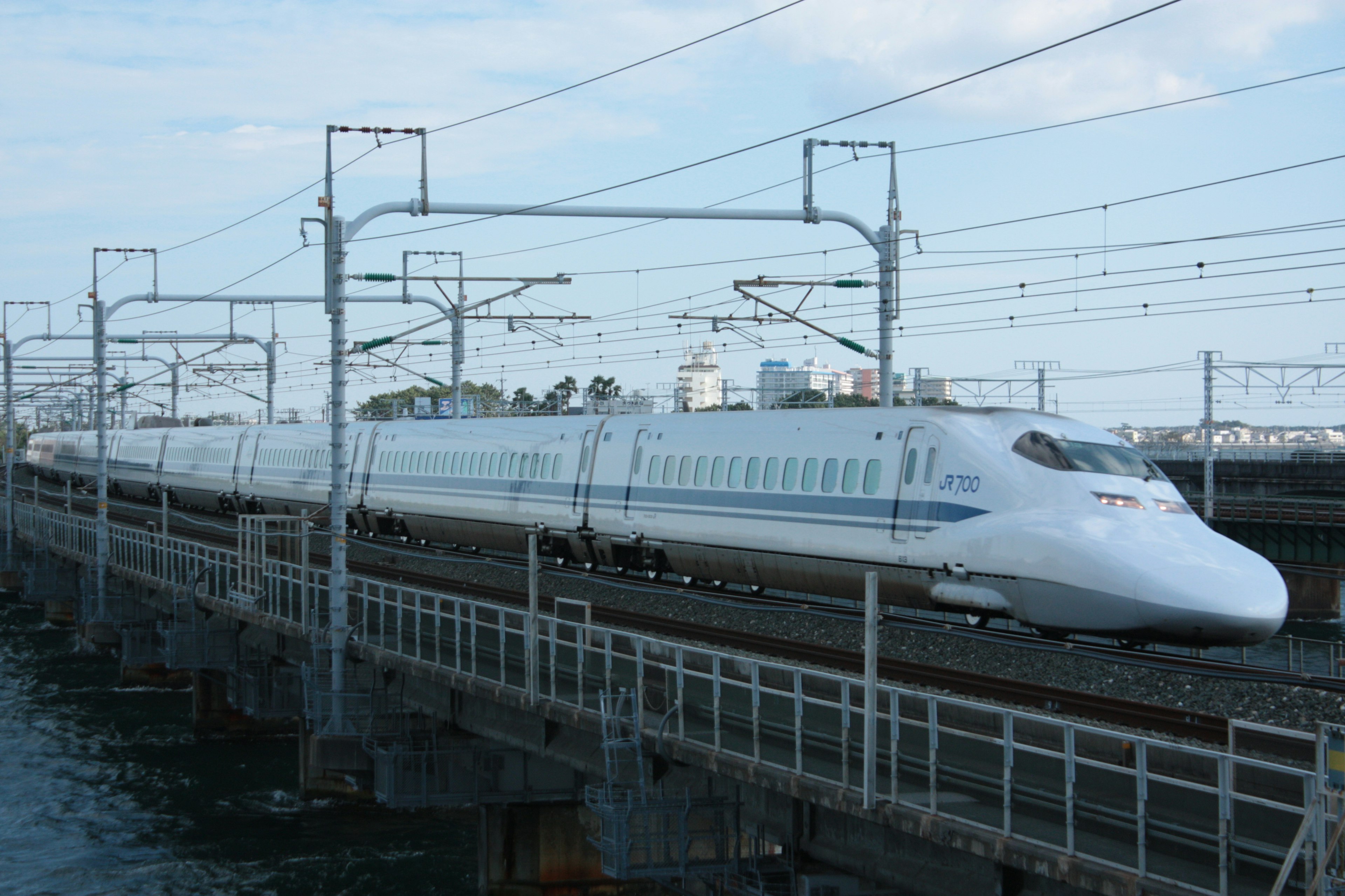 Tàu Shinkansen đang di chuyển trên đường ray cao