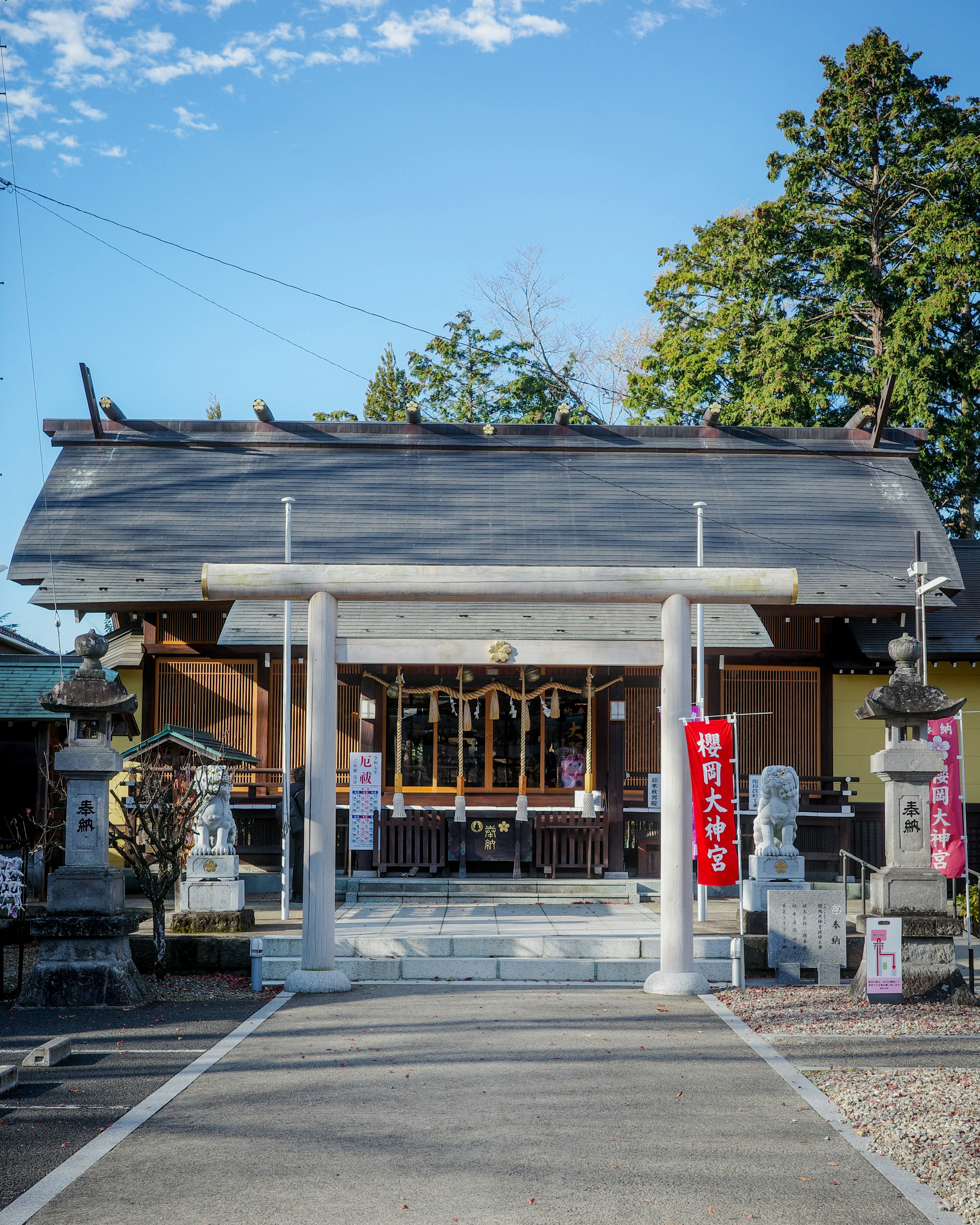 静かな神社の正面入口 古い建物と石灯篭が特徴