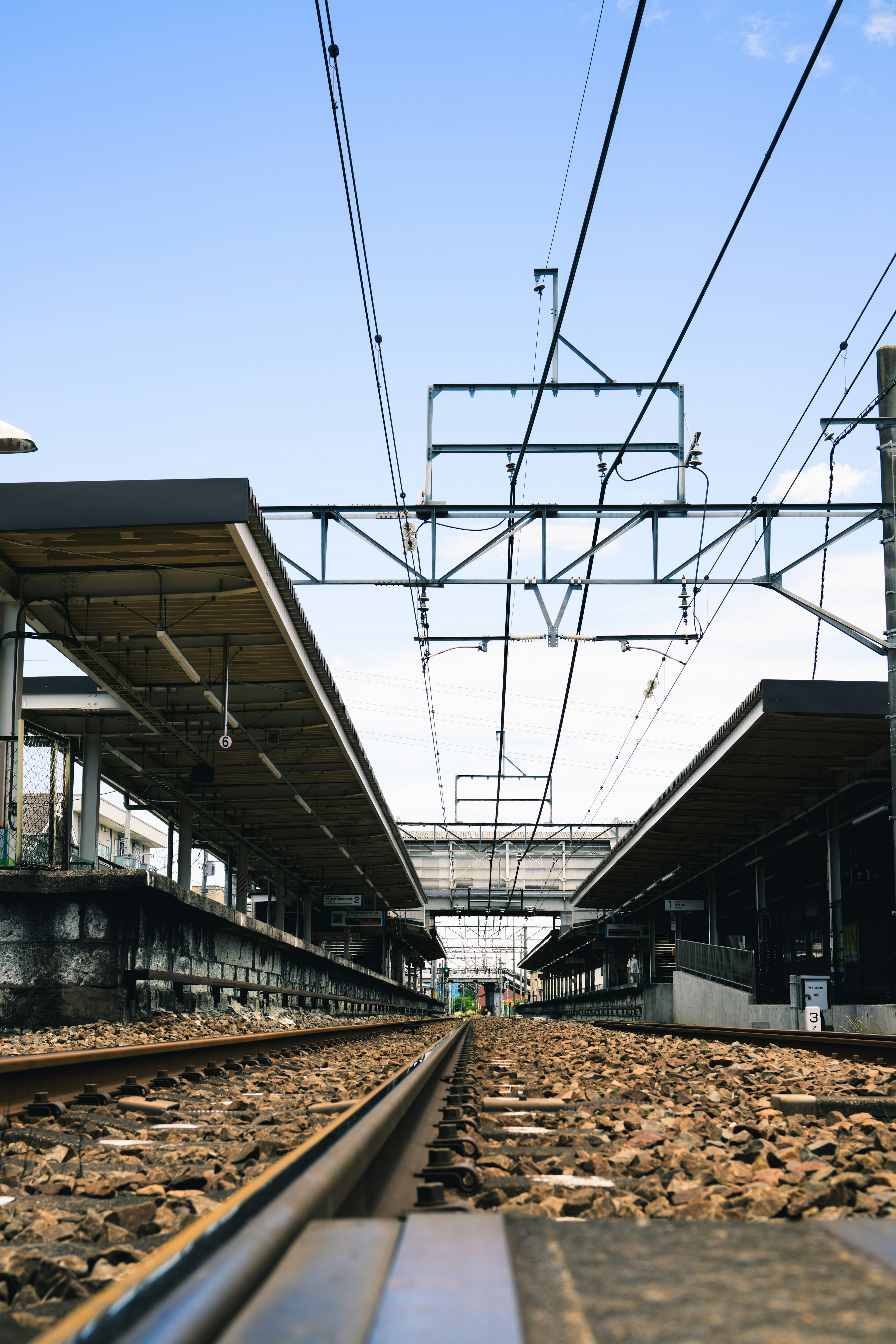 Vue des voies ferrées et des quais d'une gare