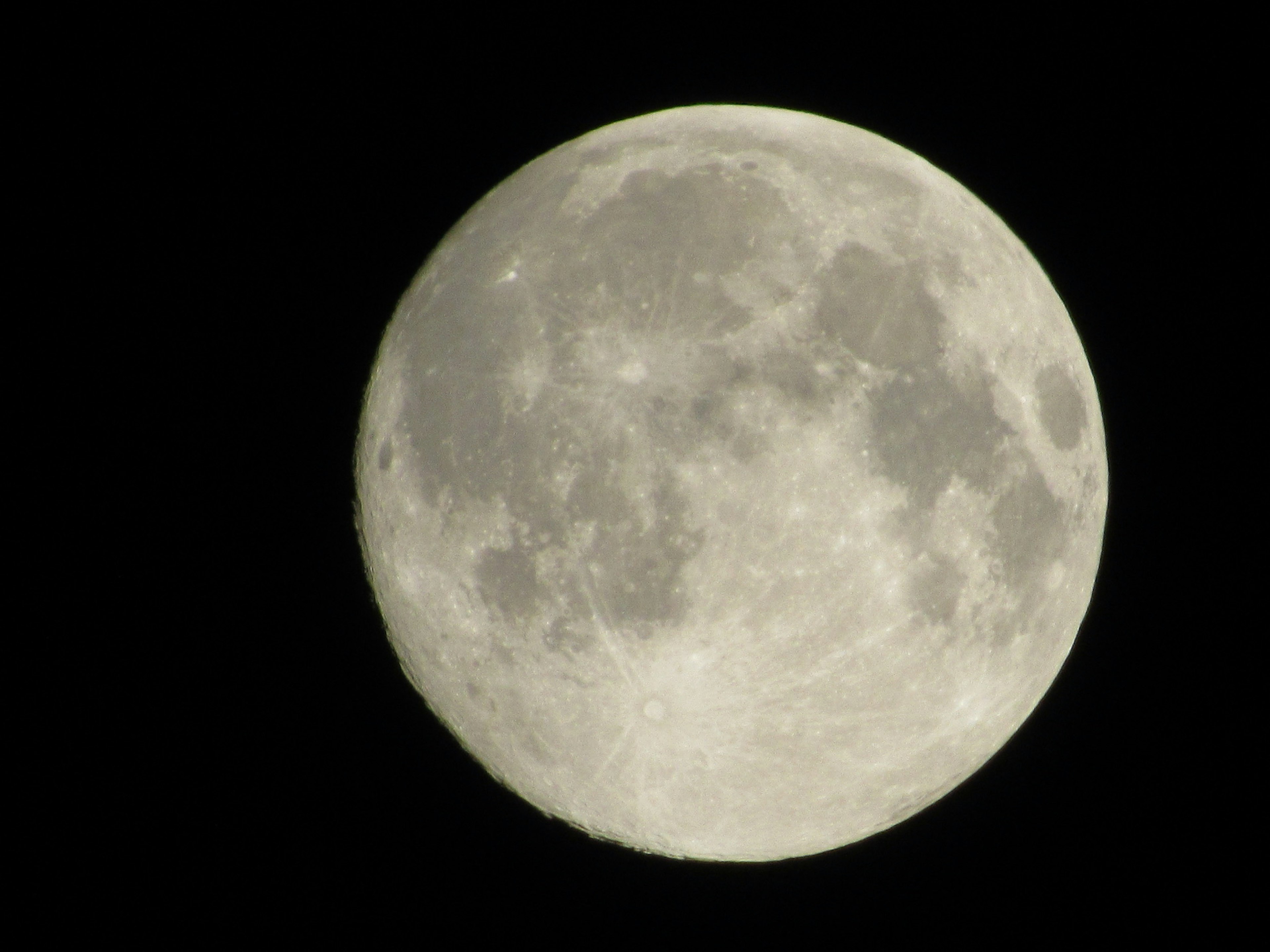 Acercamiento de una luna llena en el cielo nocturno