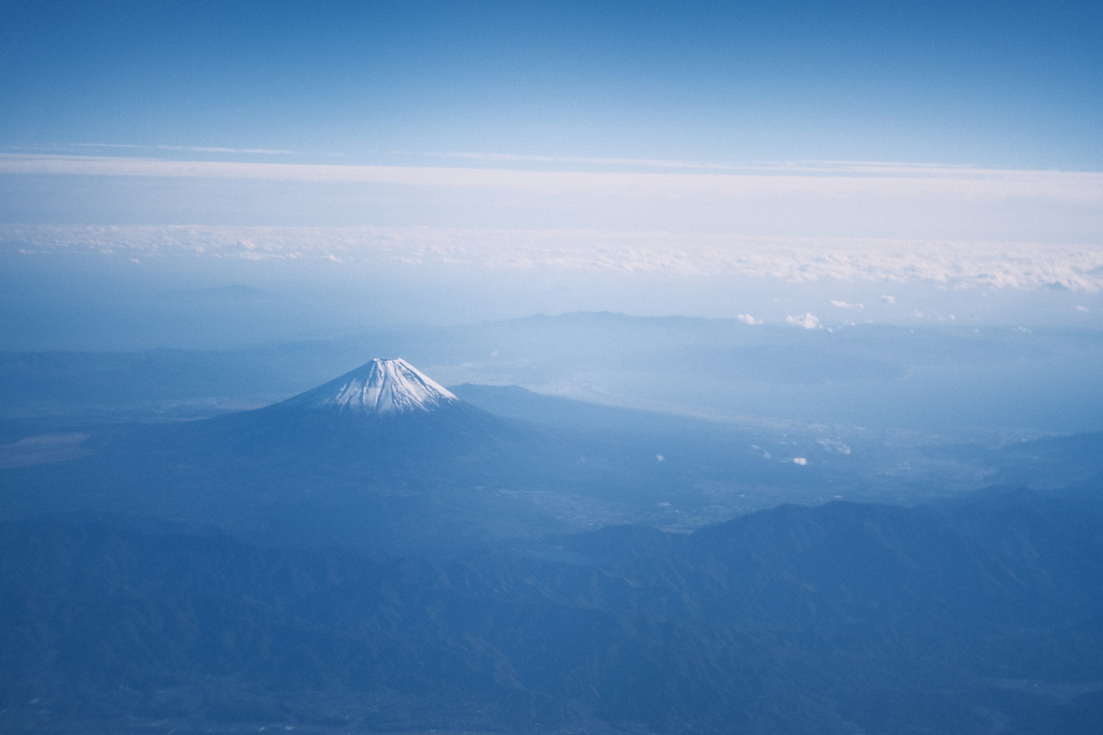 青い空の下に雪をかぶった山が見える美しい風景