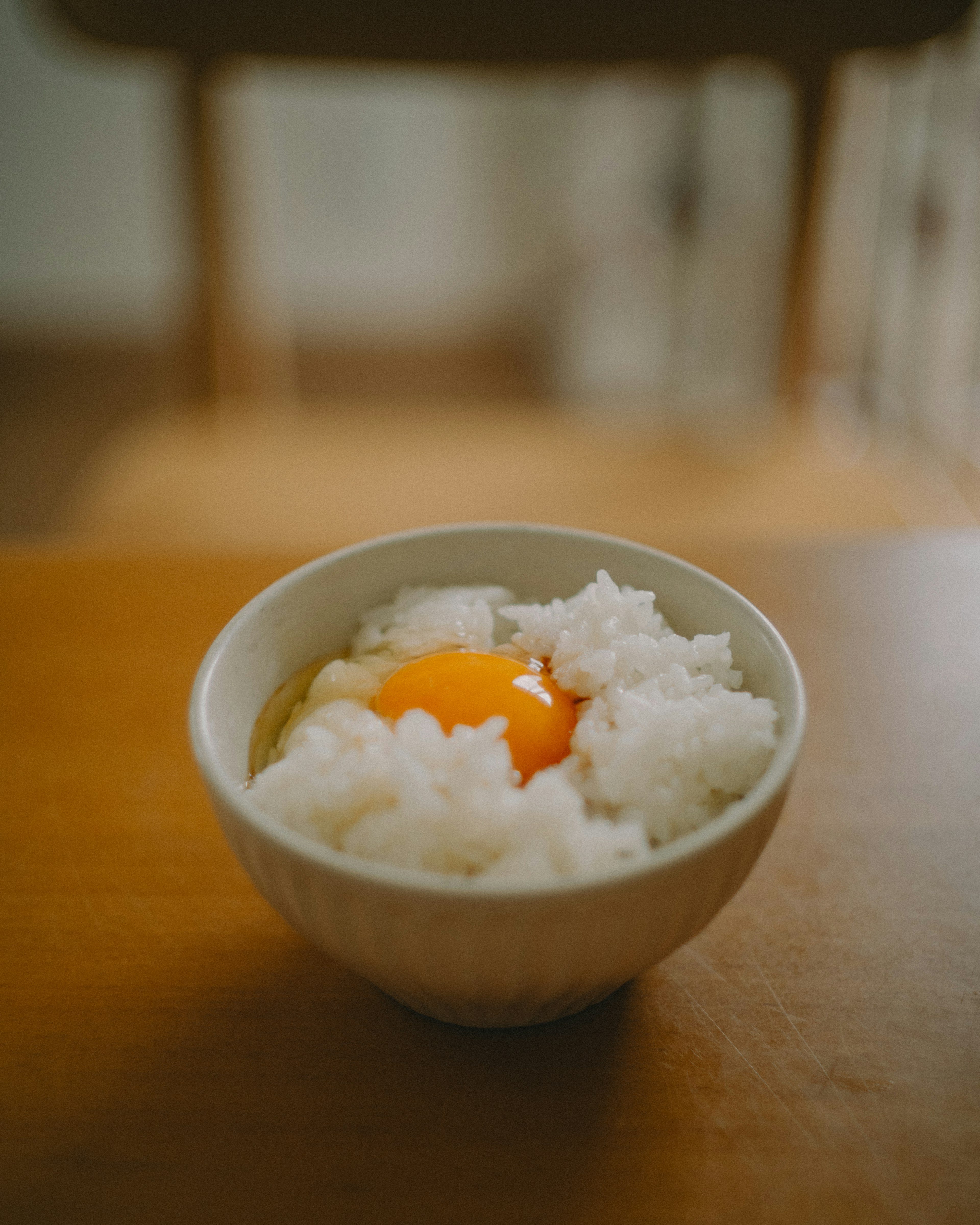 Mangkuk nasi putih dengan kuning telur