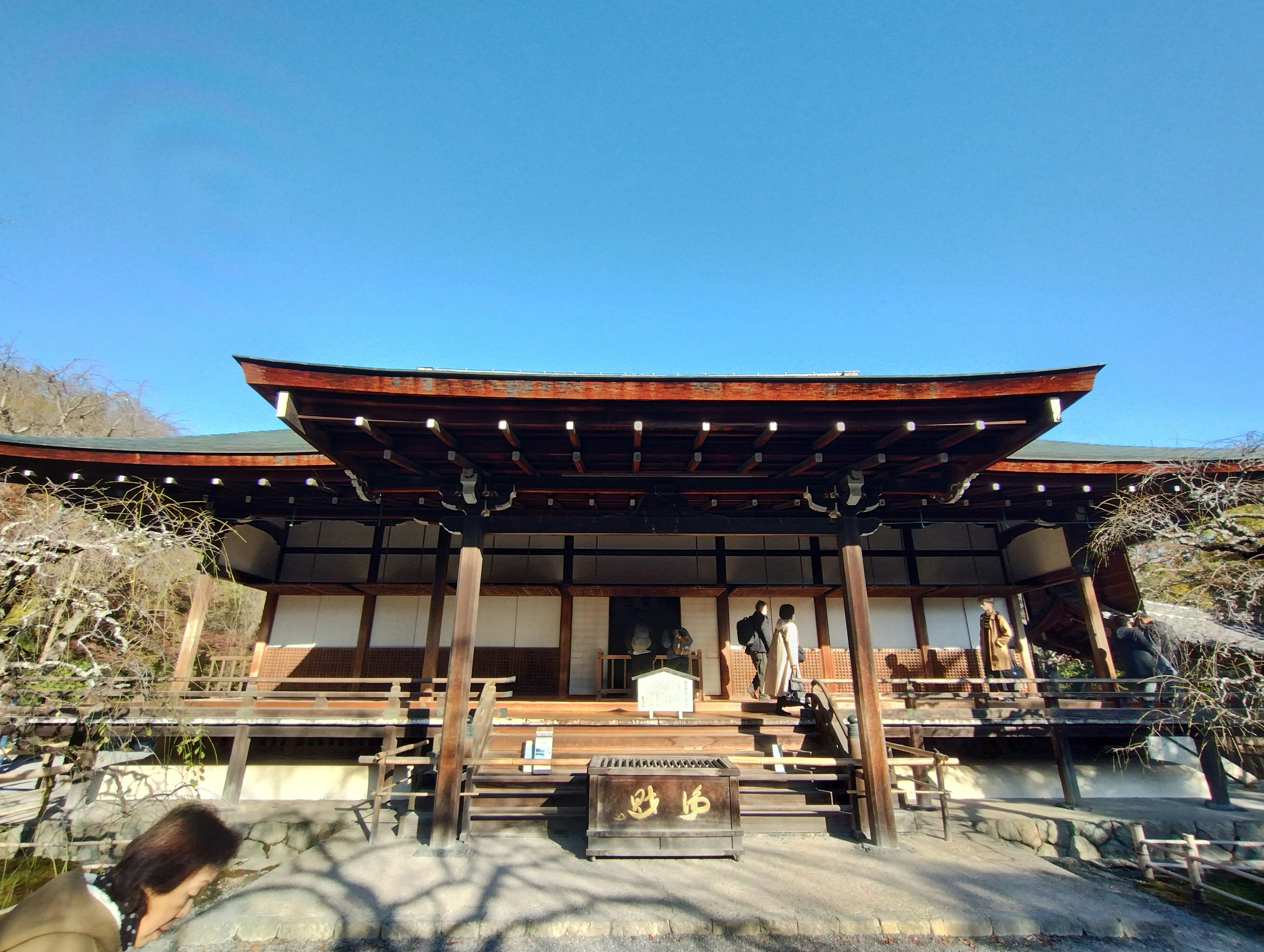 Bangunan tradisional Jepang yang indah di bawah langit biru yang cerah