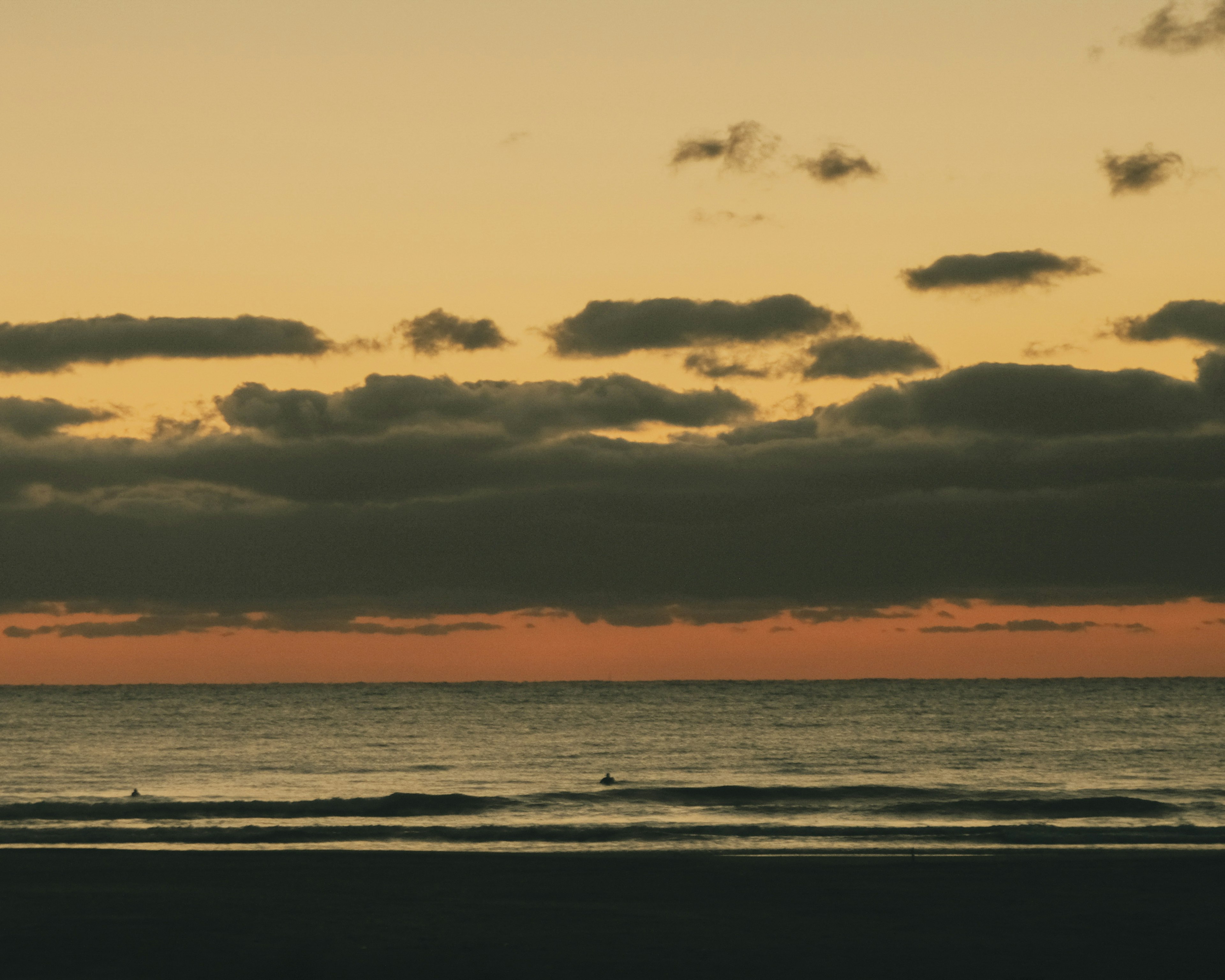 Sonnenuntergang über dem Ozean mit Wolken