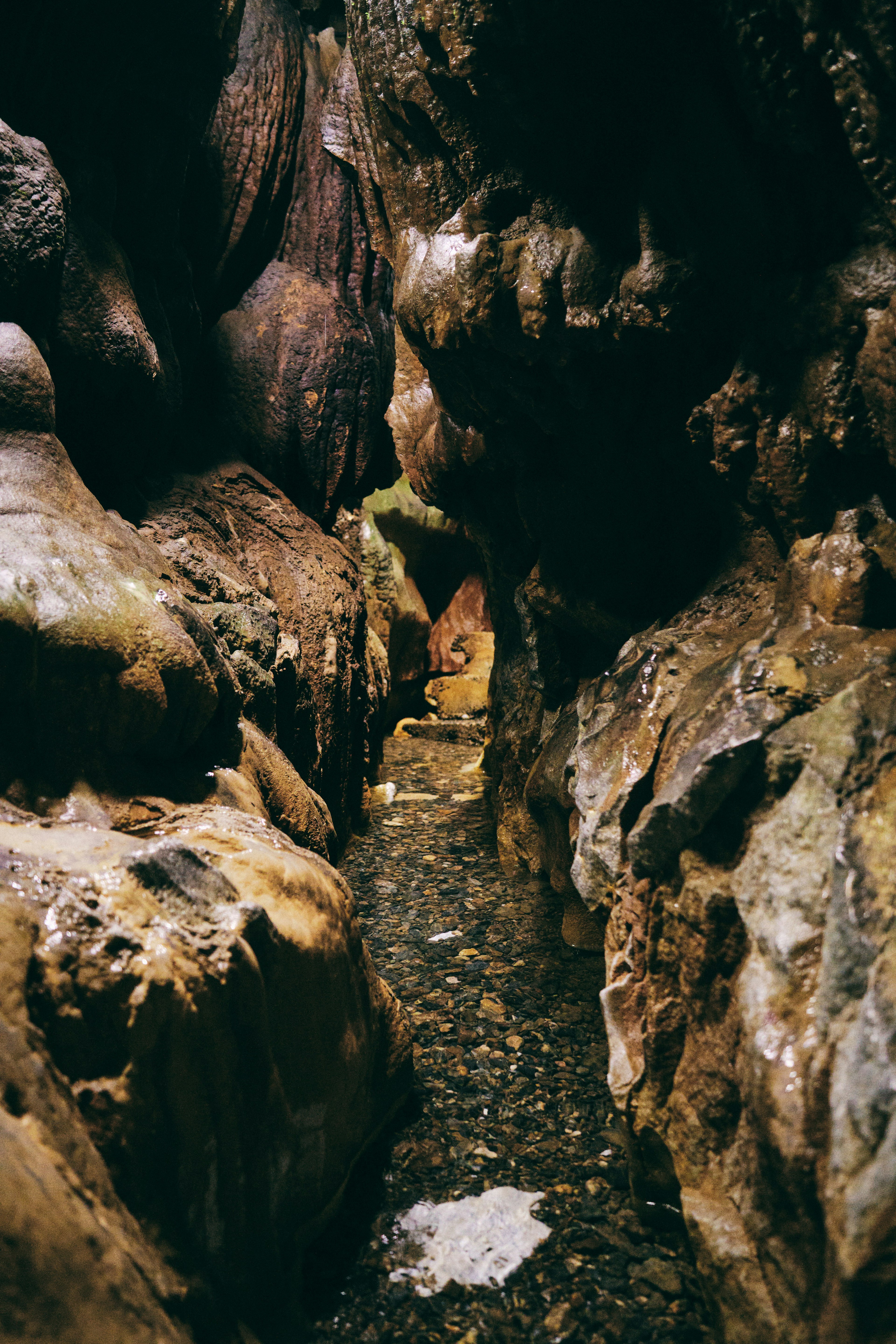 Canyon étroit avec de l'eau qui coule et des formations rocheuses